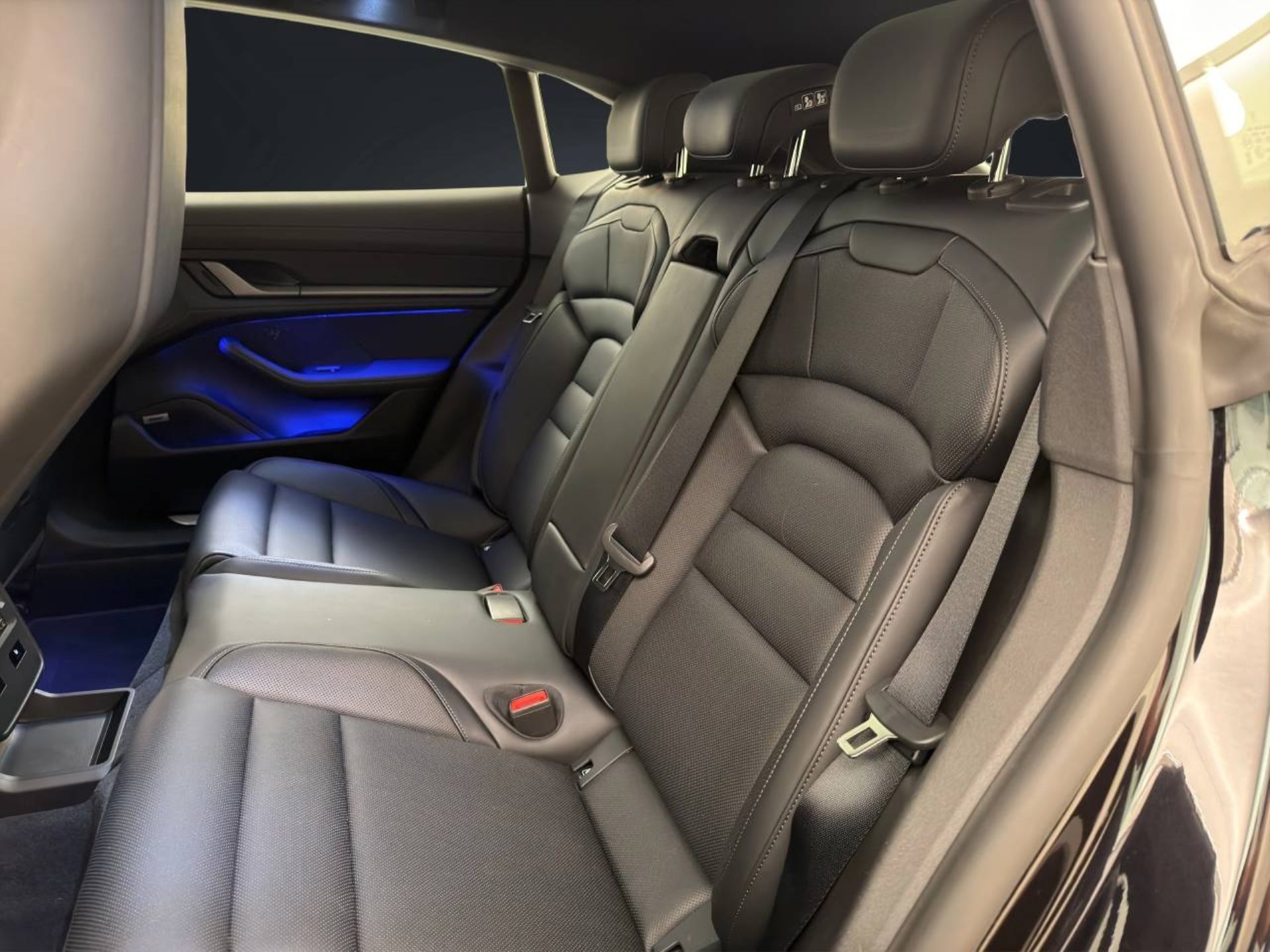 PORSCHE Taycan 4 Cross Turismo-image-15