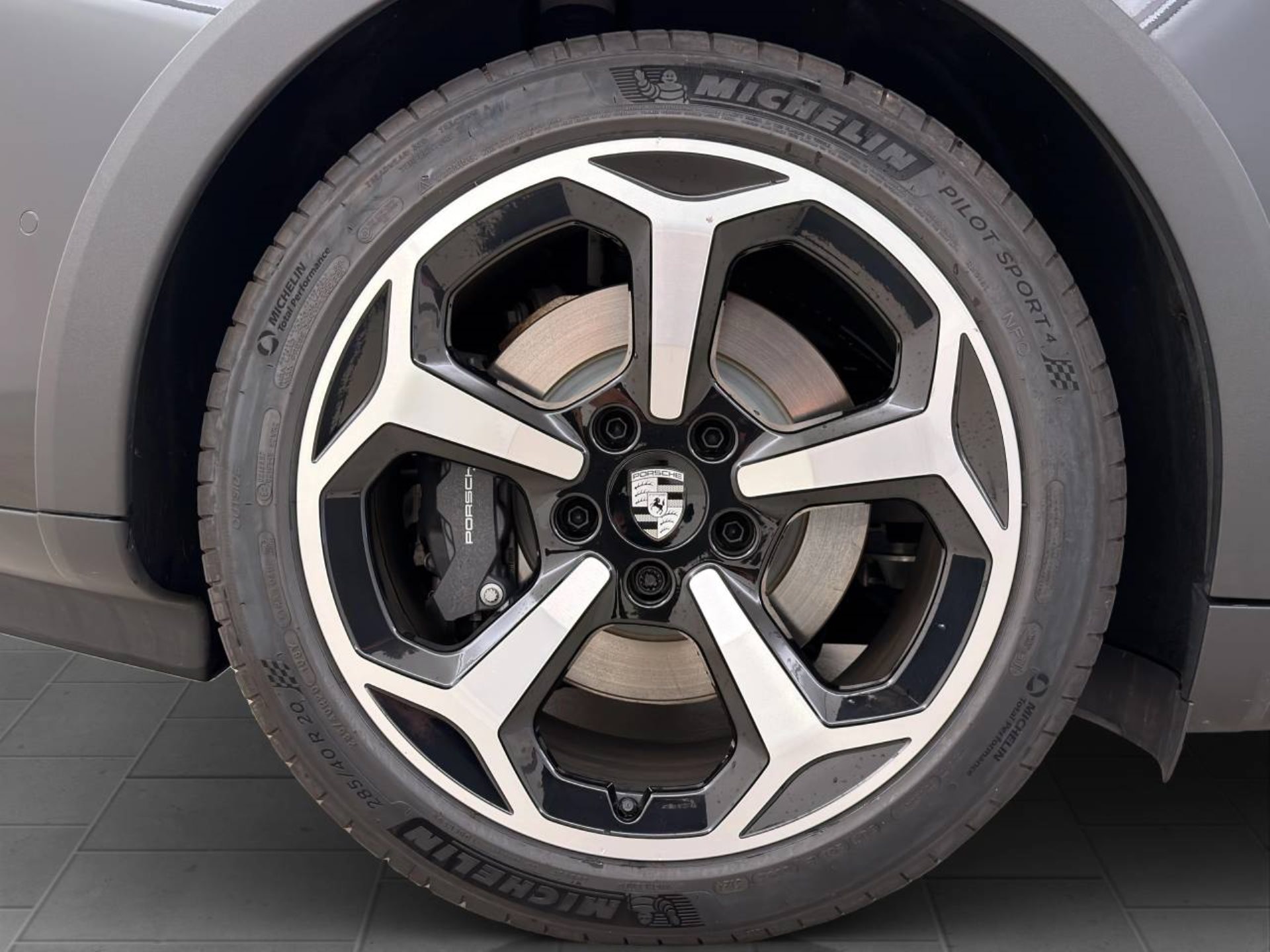 PORSCHE Taycan 4 Cross Turismo-image-10