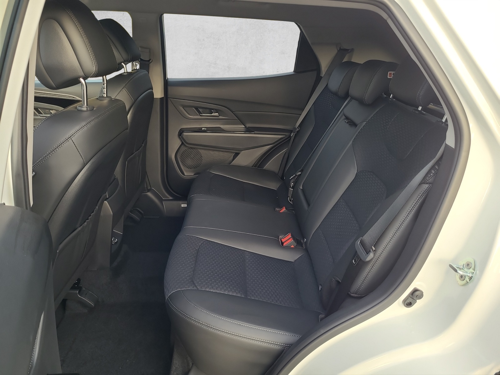 KGM-SsangYong Korando 1.6e Xdi Black Edition 4WD Automat-image-11