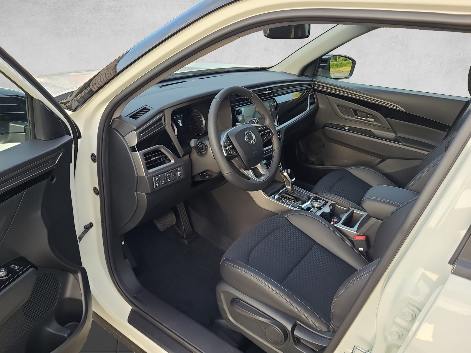 KGM-SsangYong Korando 1.6e Xdi Black Edition 4WD Automat-image-10