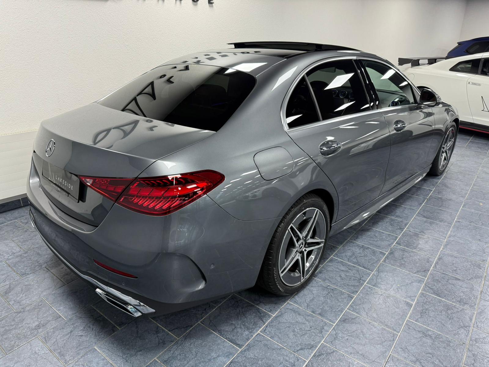 MERCEDES-BENZ C 300 4Matic AMG Line-showroom-element-3