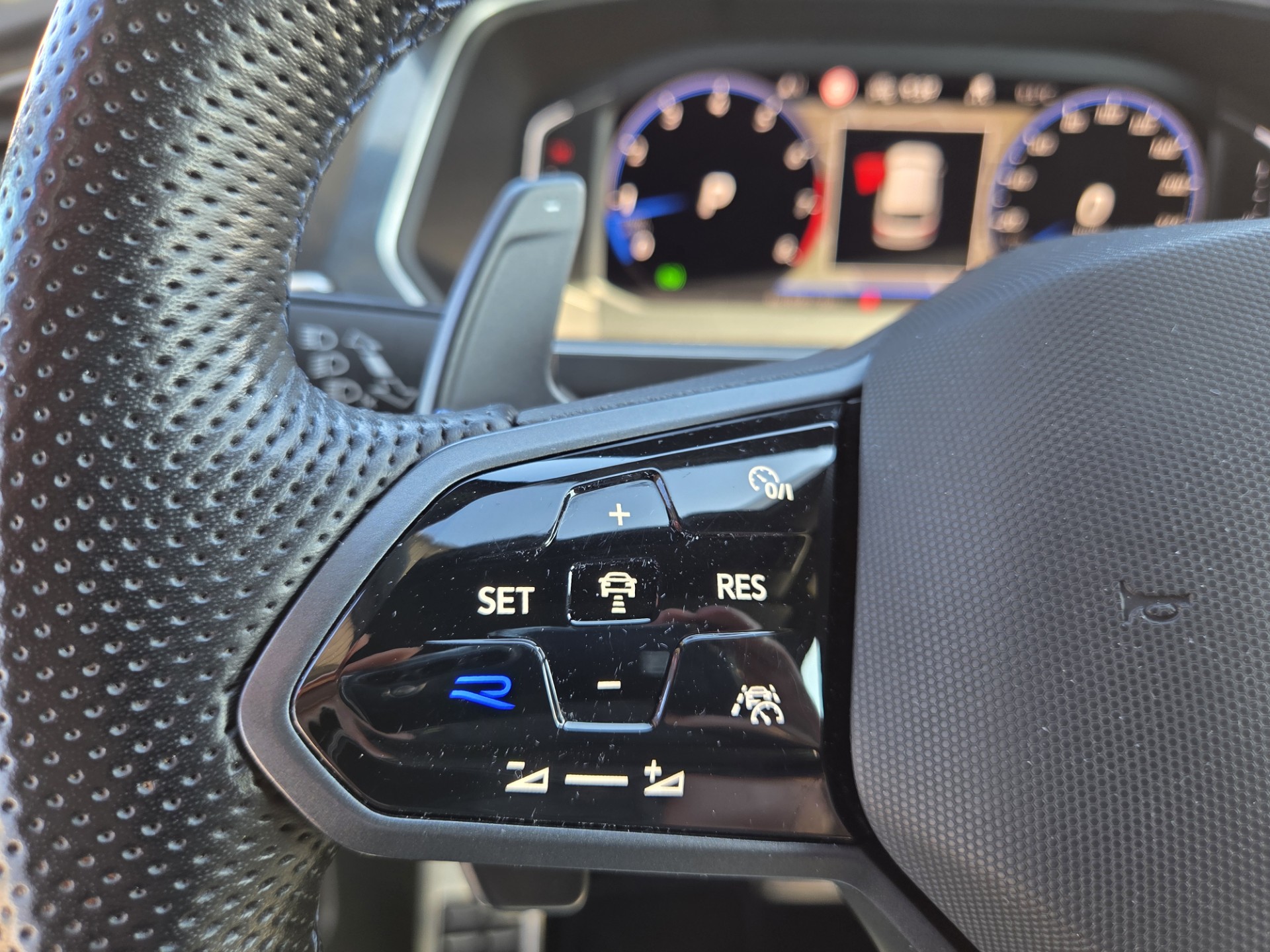 VW Tiguan 2.0TSI R 4Motion DSG-image-14