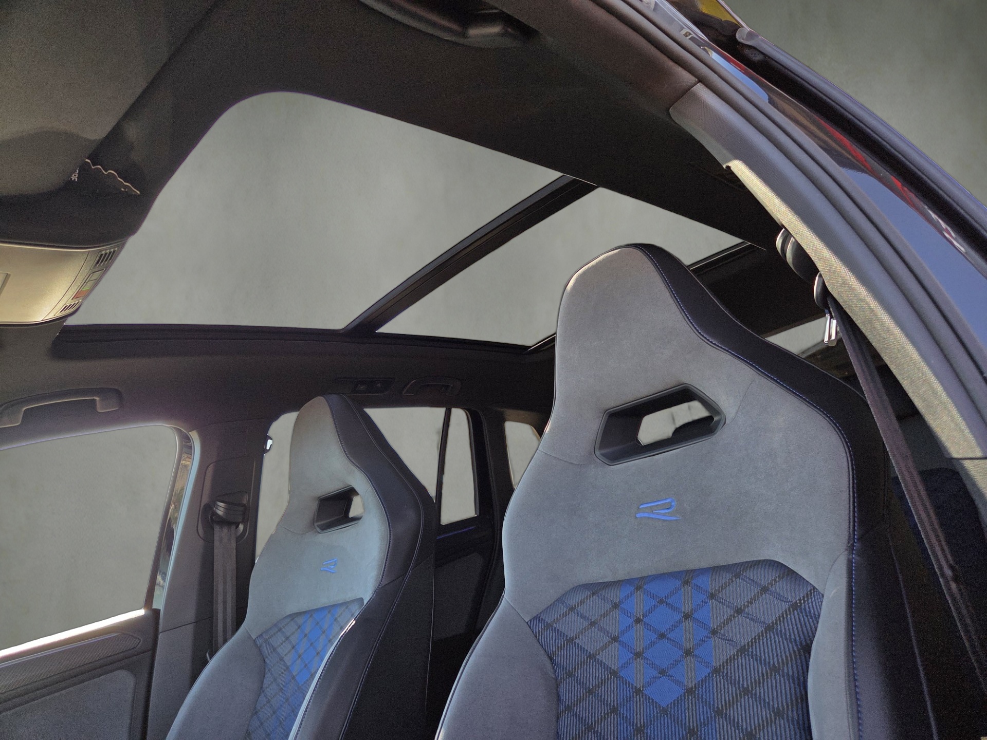 VW Tiguan 2.0TSI R 4Motion DSG-image-21