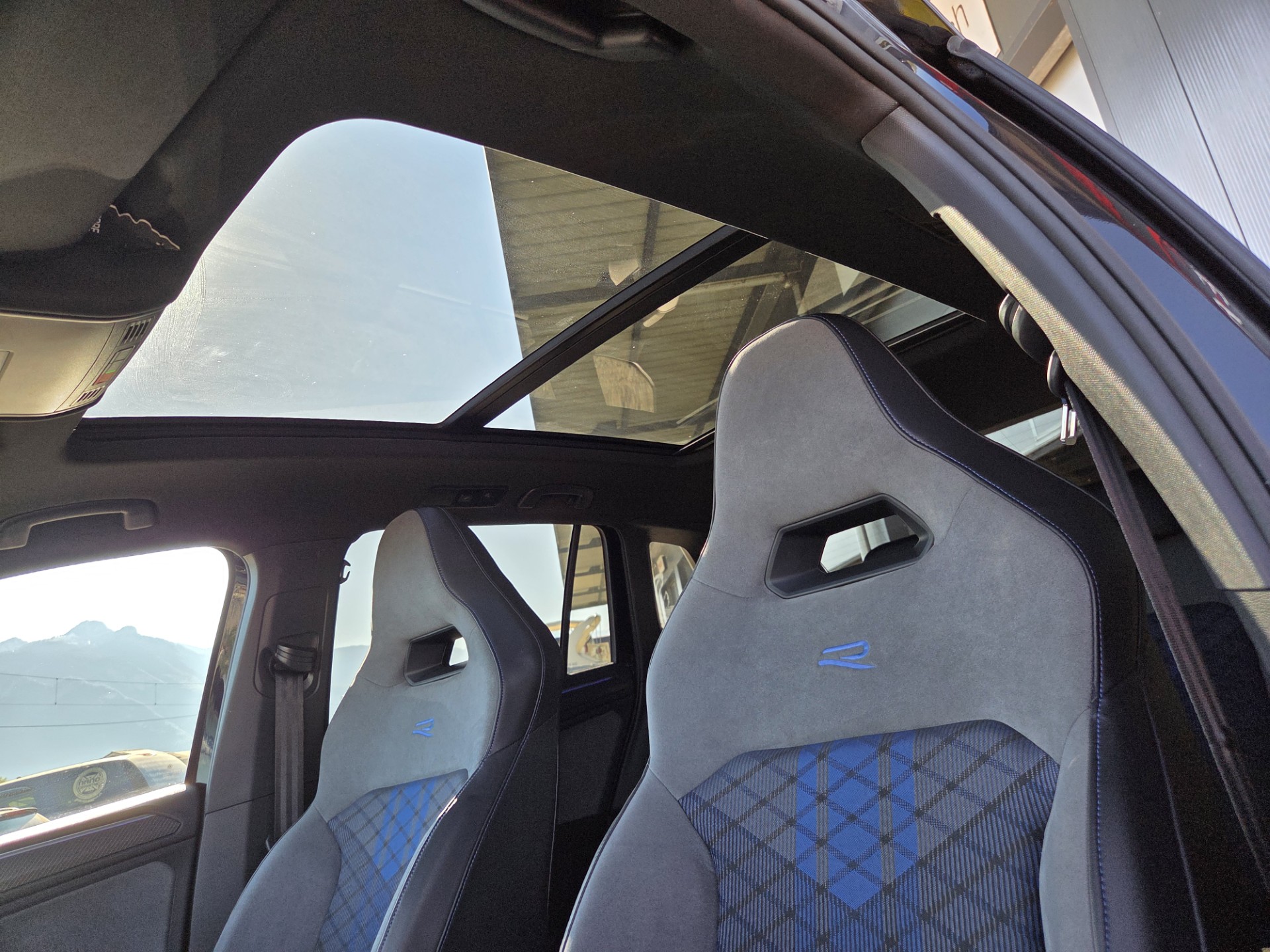 VW Tiguan 2.0TSI R 4Motion DSG-image-21