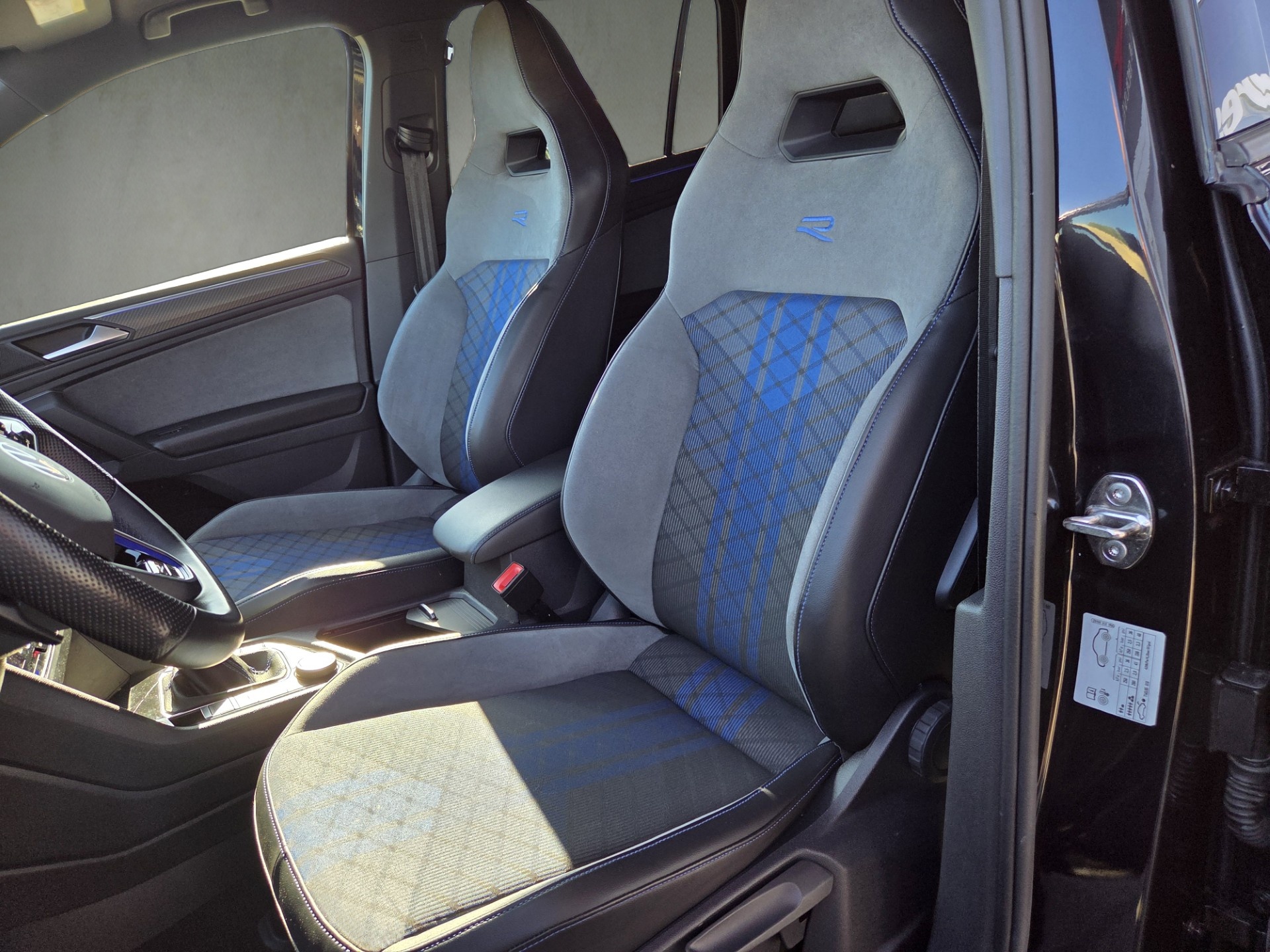 VW Tiguan 2.0TSI R 4Motion DSG-image-10