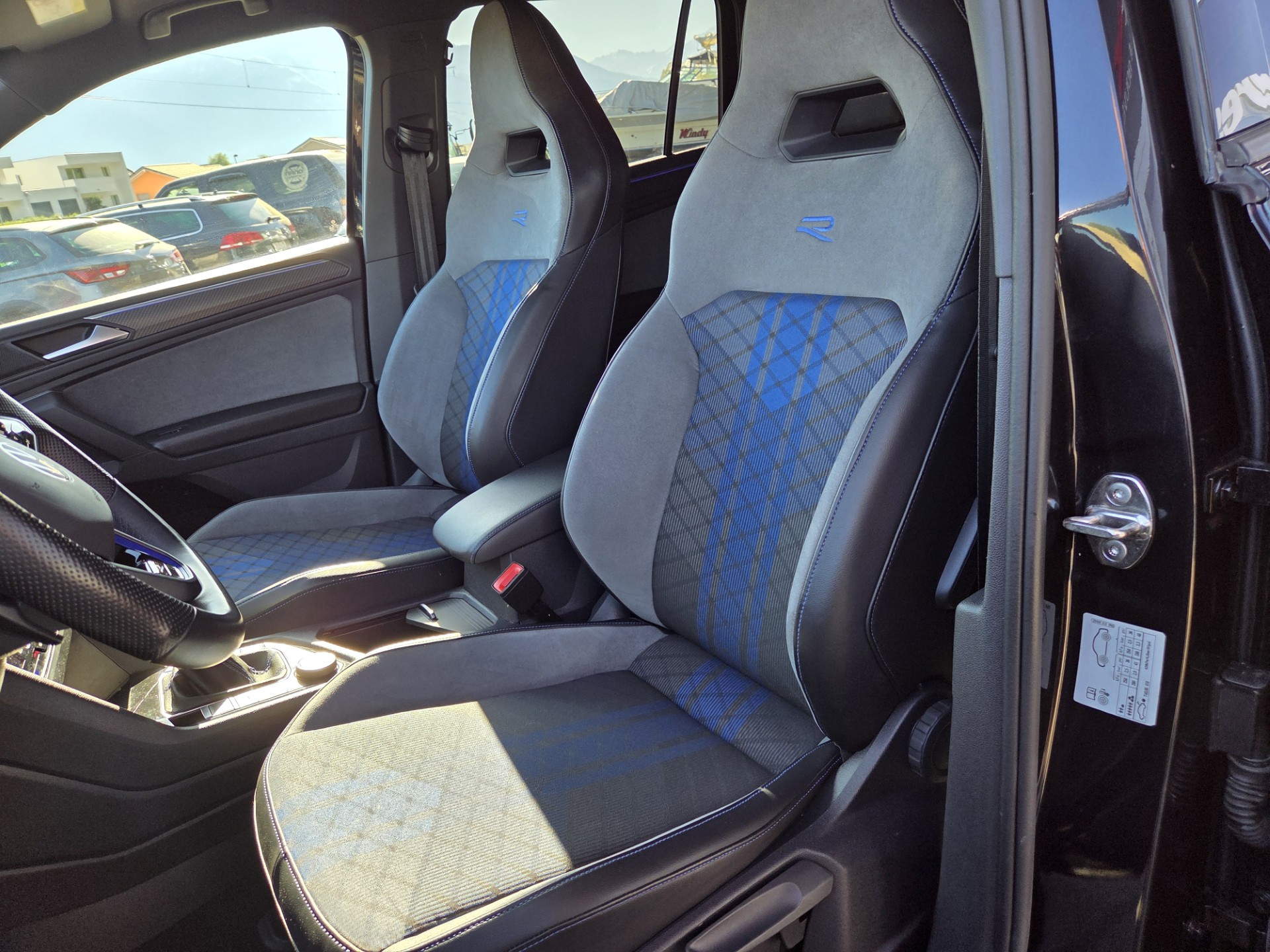 VW Tiguan 2.0TSI R 4Motion DSG-image-10