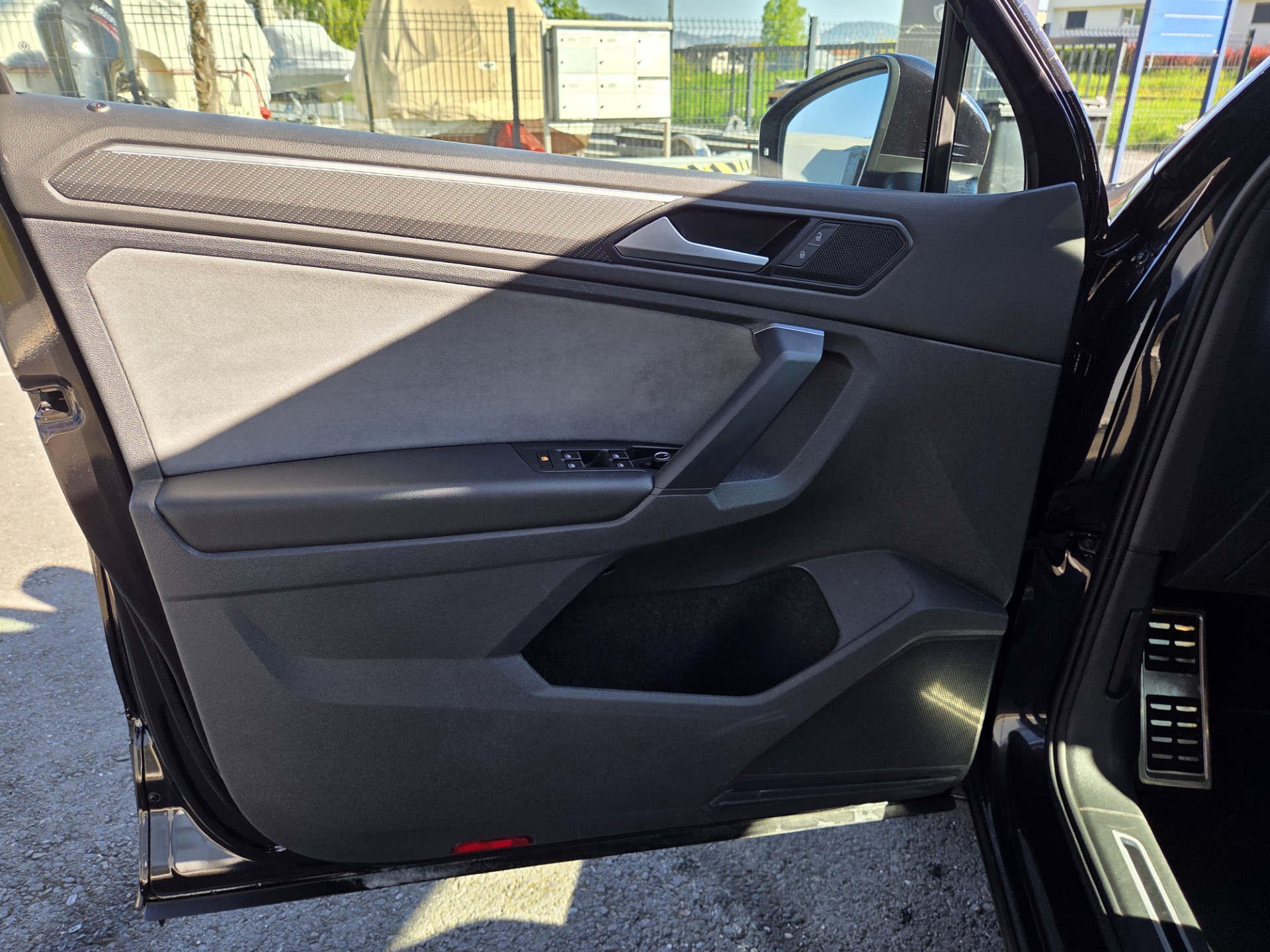 VW Tiguan 2.0TSI R 4Motion DSG-image-9
