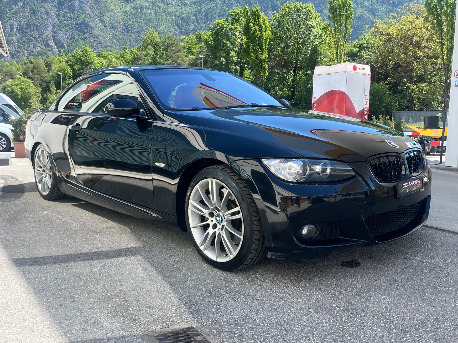 BMW 330i Cabriolet-image-1