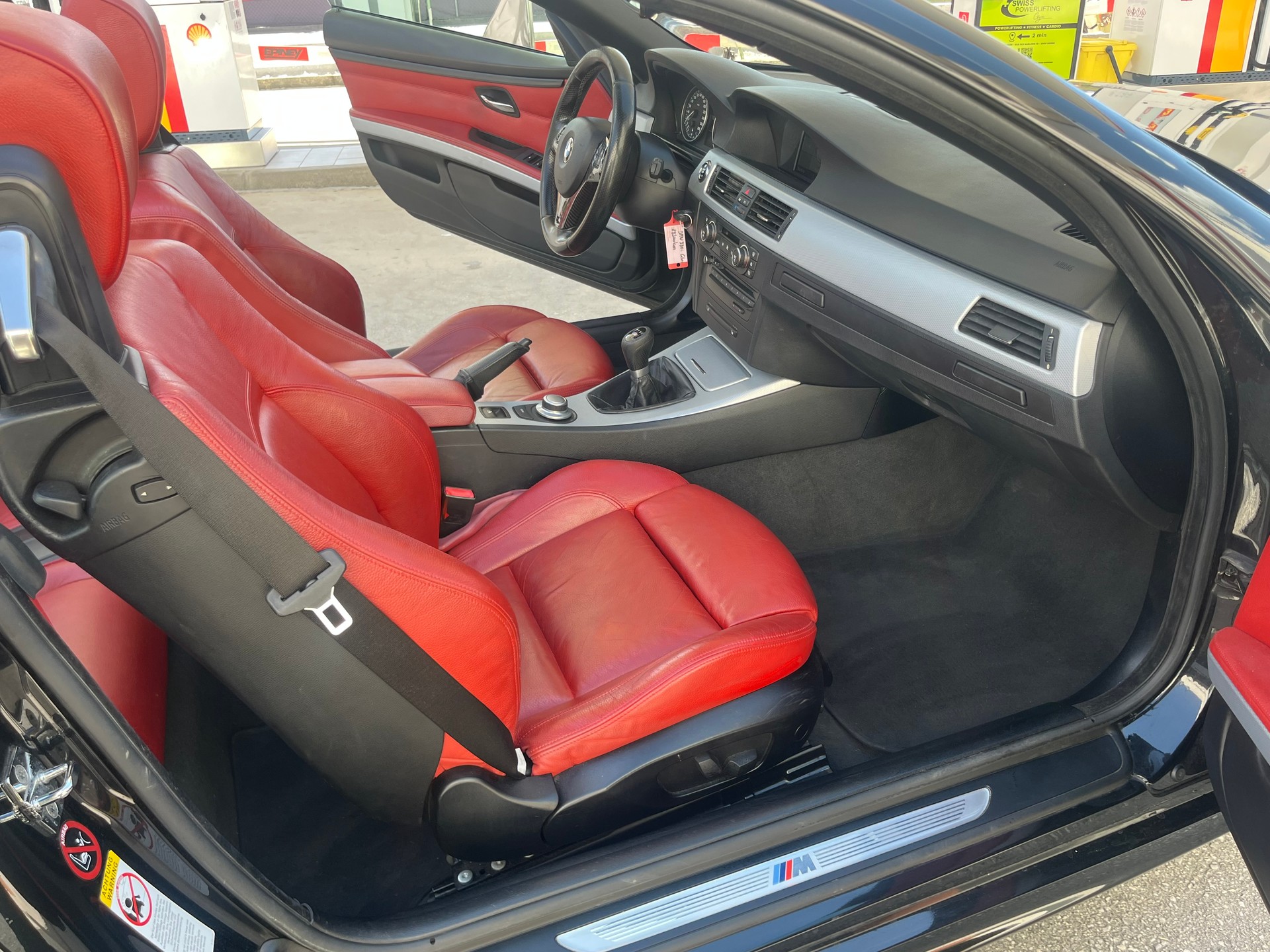 BMW 330i Cabriolet-image-11