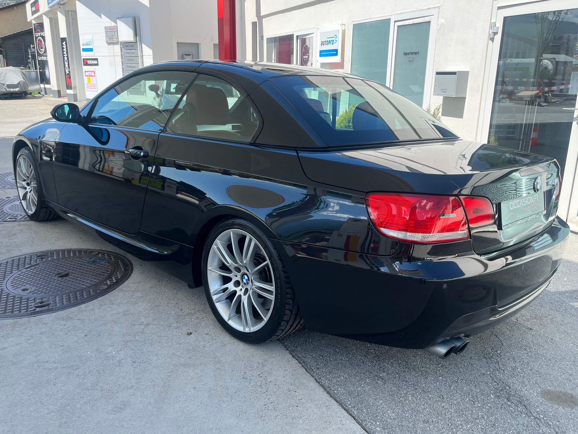 BMW 330i Cabriolet-image-2