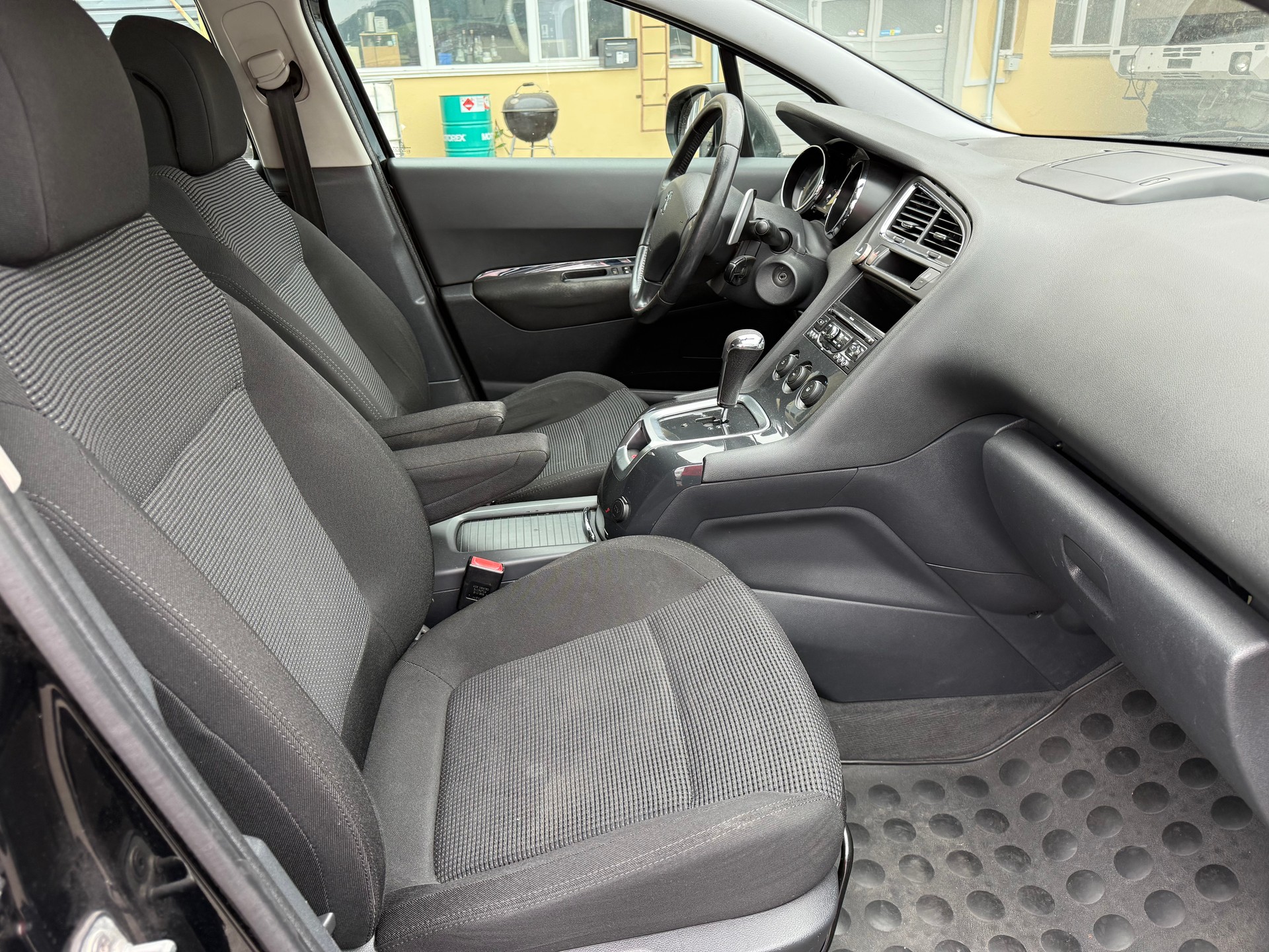 PEUGEOT 5008 1.6 HDI Business EGS6-image-5