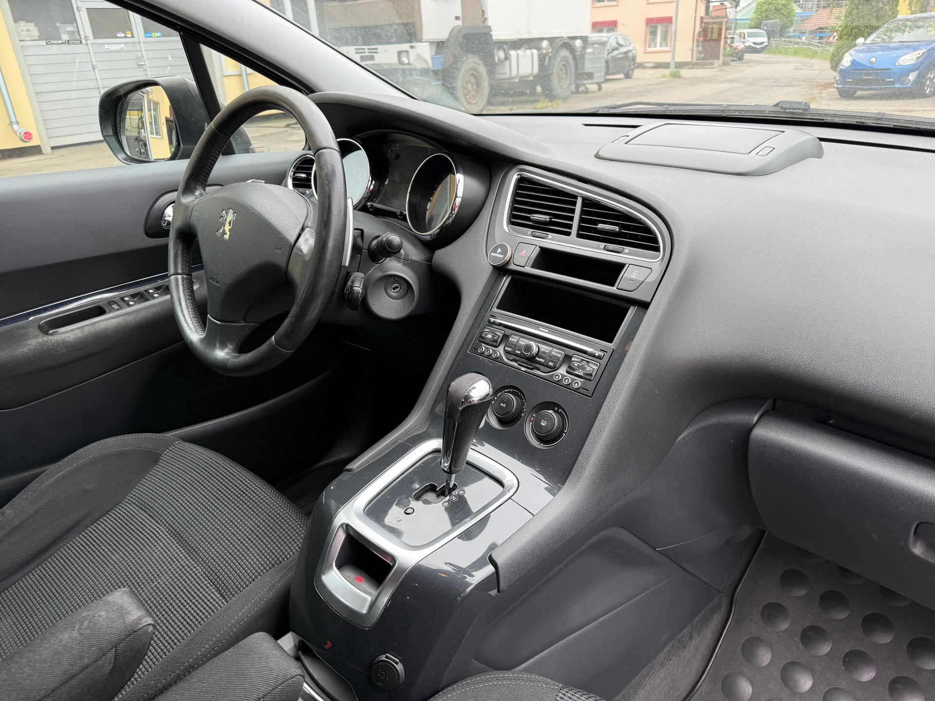 PEUGEOT 5008 1.6 HDI Business EGS6-image-4