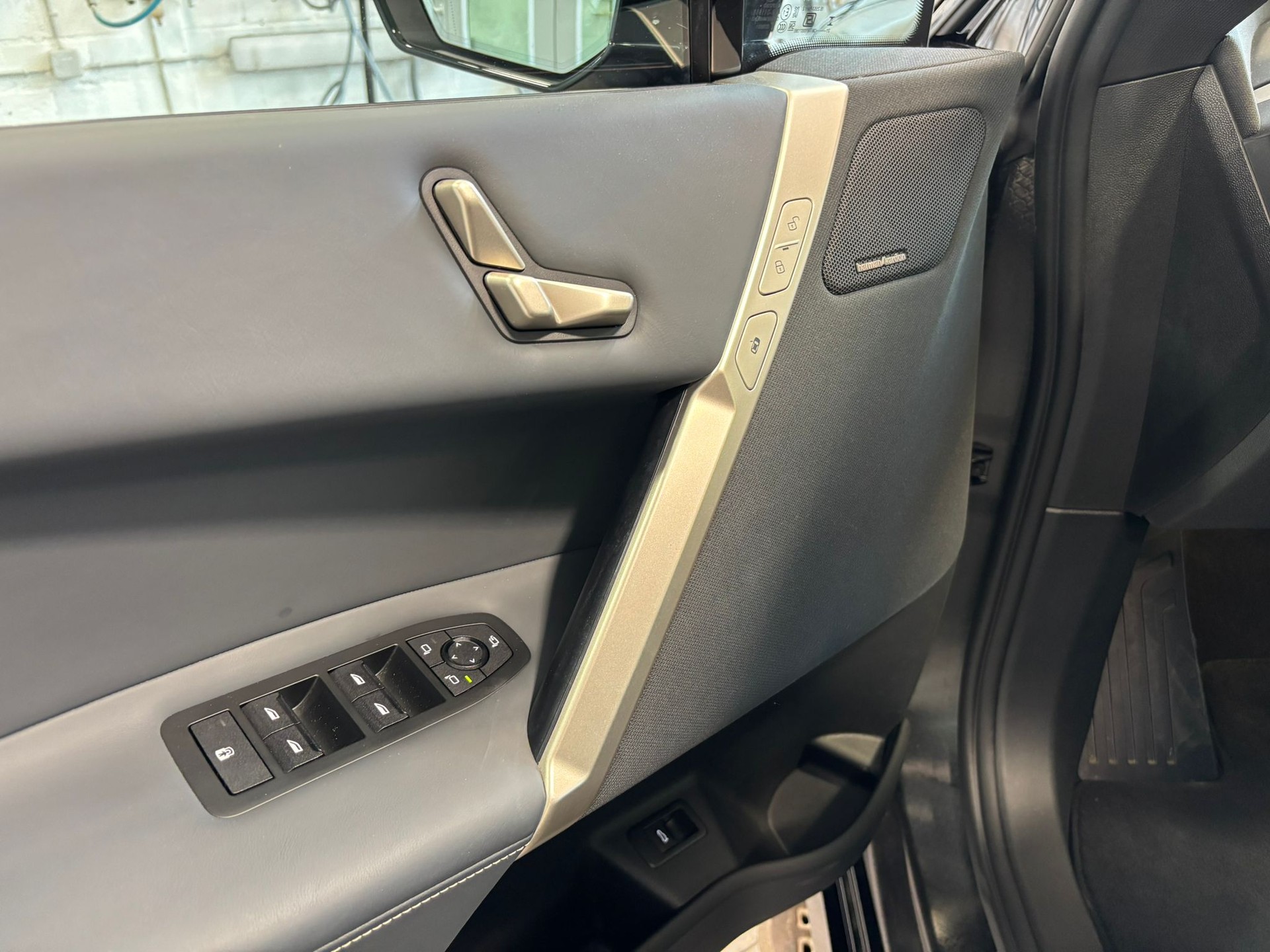 BMW iX xDrive50-image-12