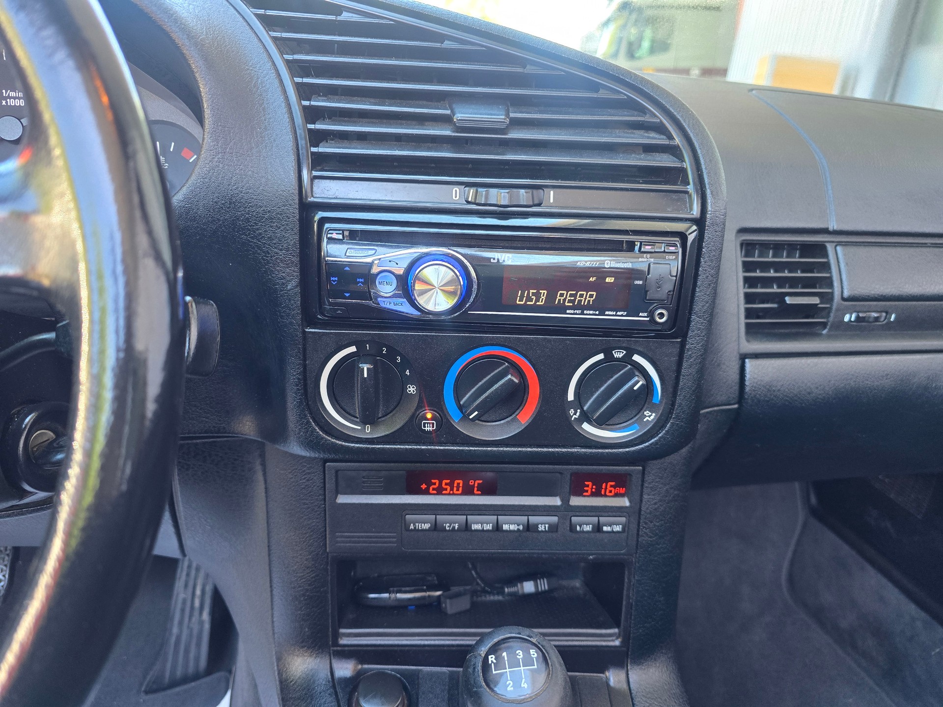 BMW 318i Cabrio-image-21
