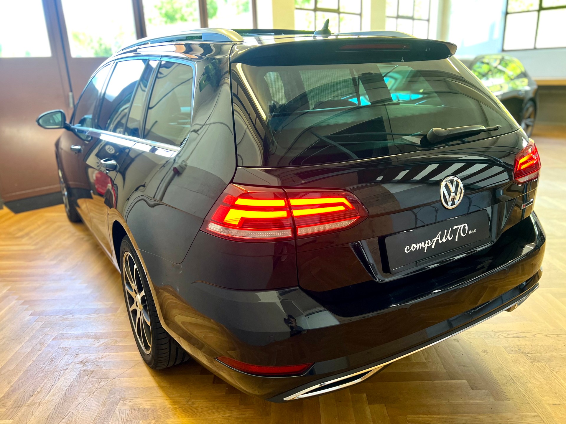 VW Golf Variant 2.0 TDI Highline 4Motion DSG-image-9