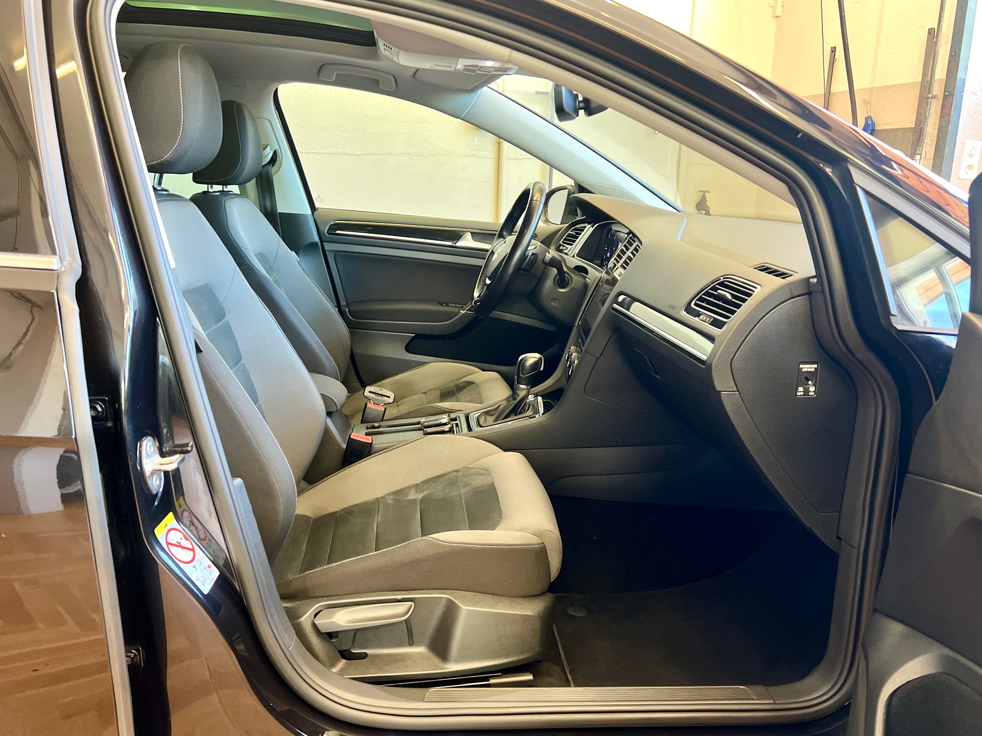 VW Golf Variant 2.0 TDI Highline 4Motion DSG-image-24
