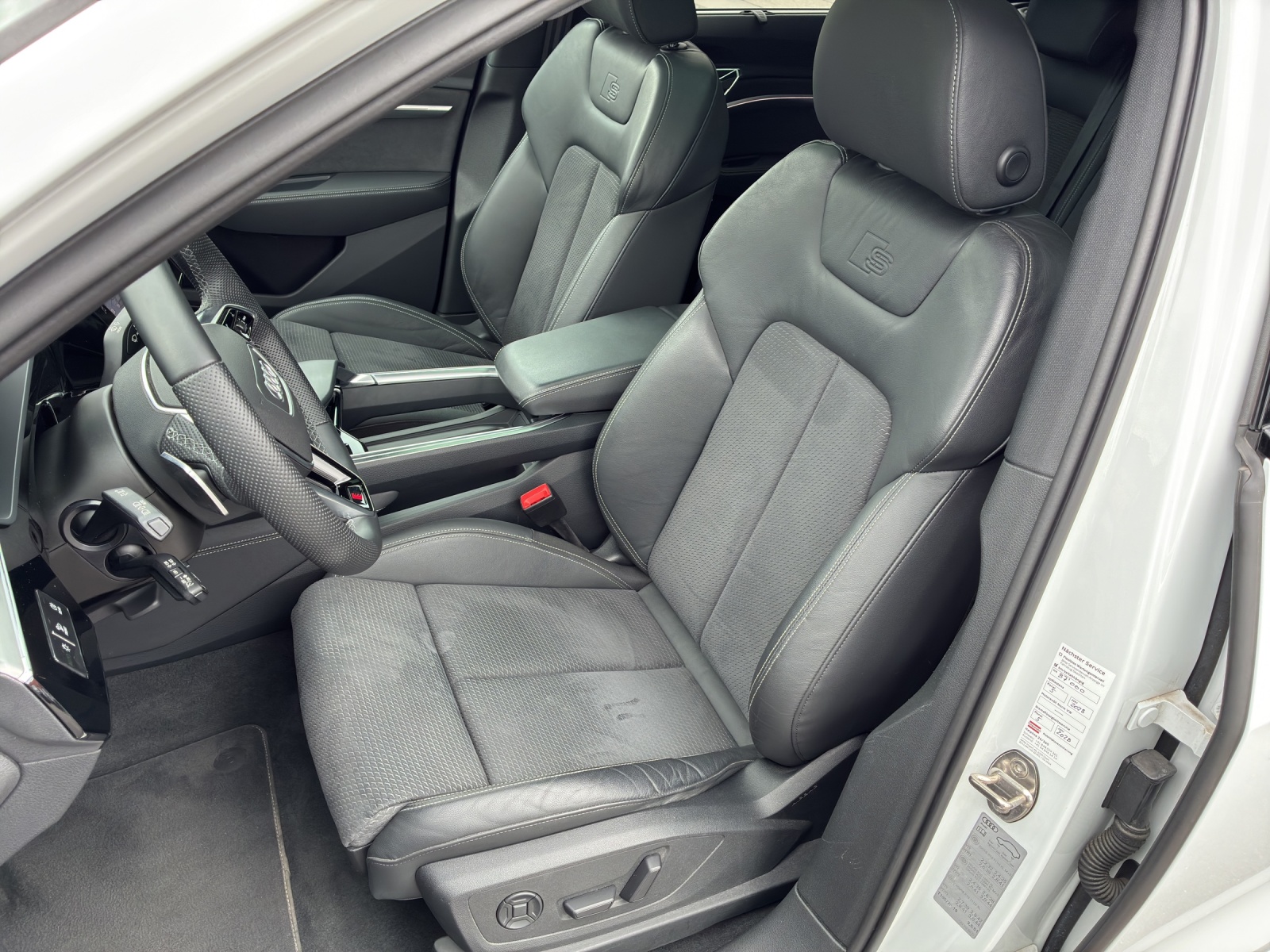 AUDI e-tron 55 S Line Black Edition quattro-image-11