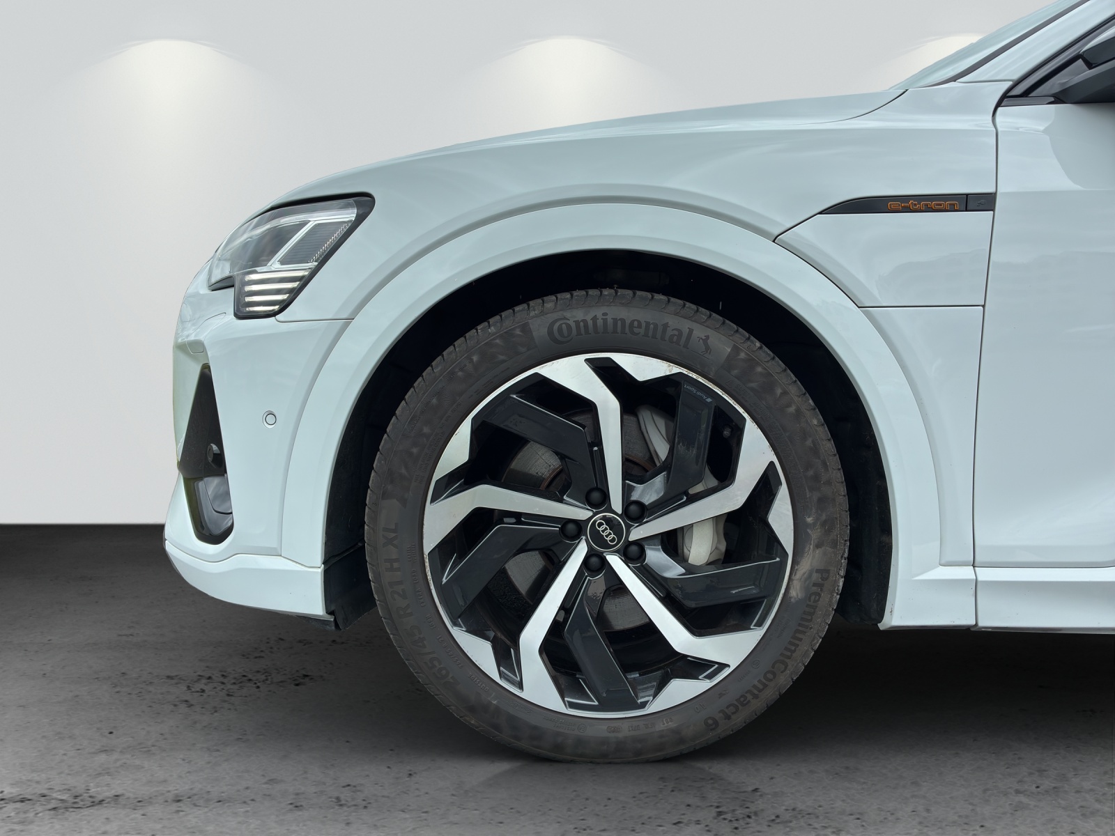 AUDI e-tron 55 S Line Black Edition quattro-image-10