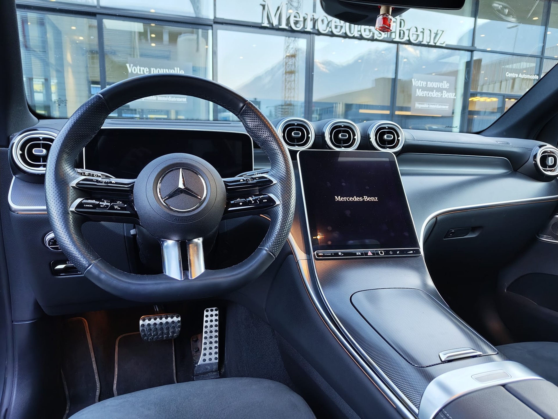 MERCEDES-BENZ GLC 200 AMG Line 4matic-image-4