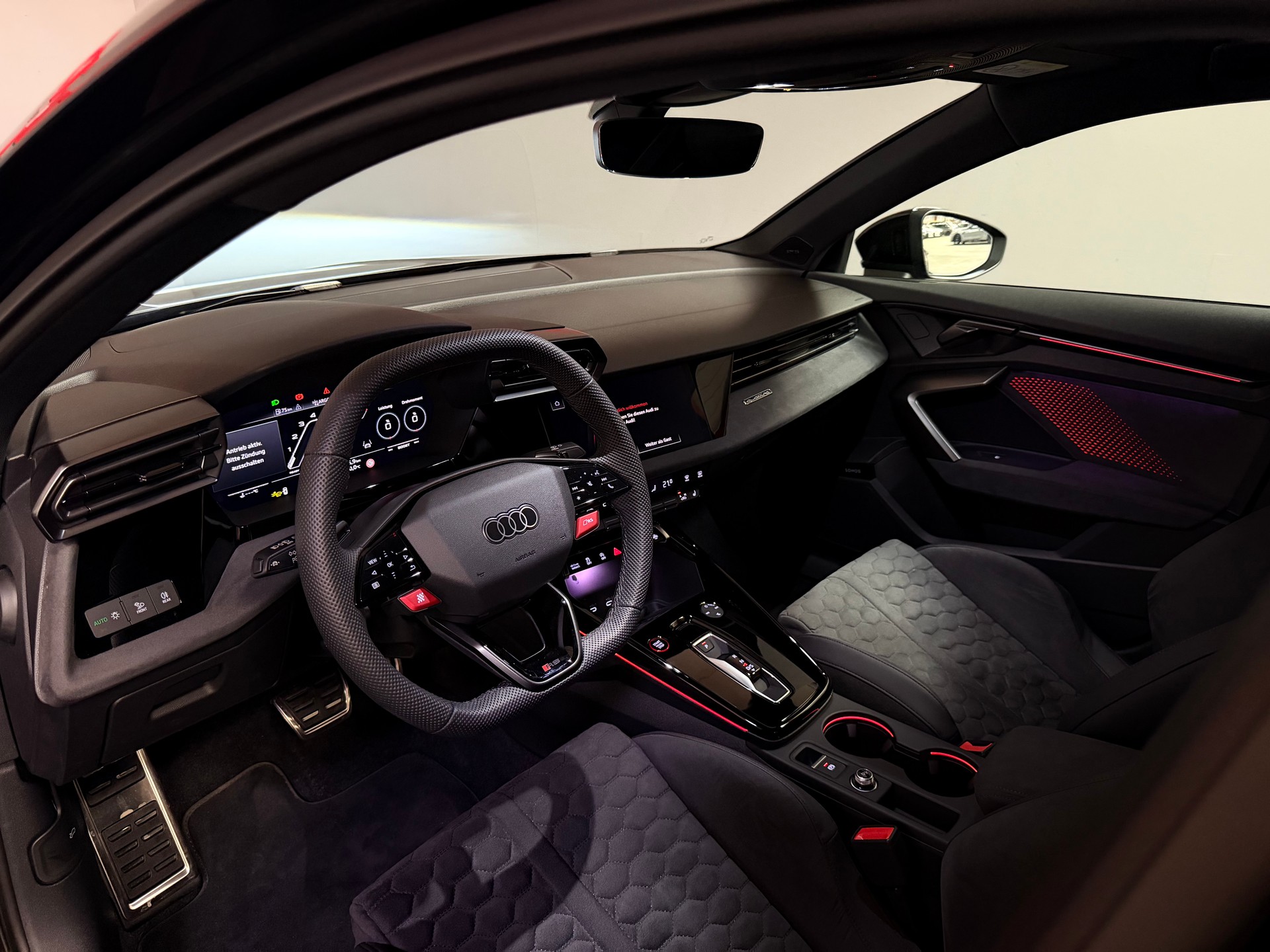 AUDI RS3 Limousine 2.5 TSI quattro S-tronic-image-18