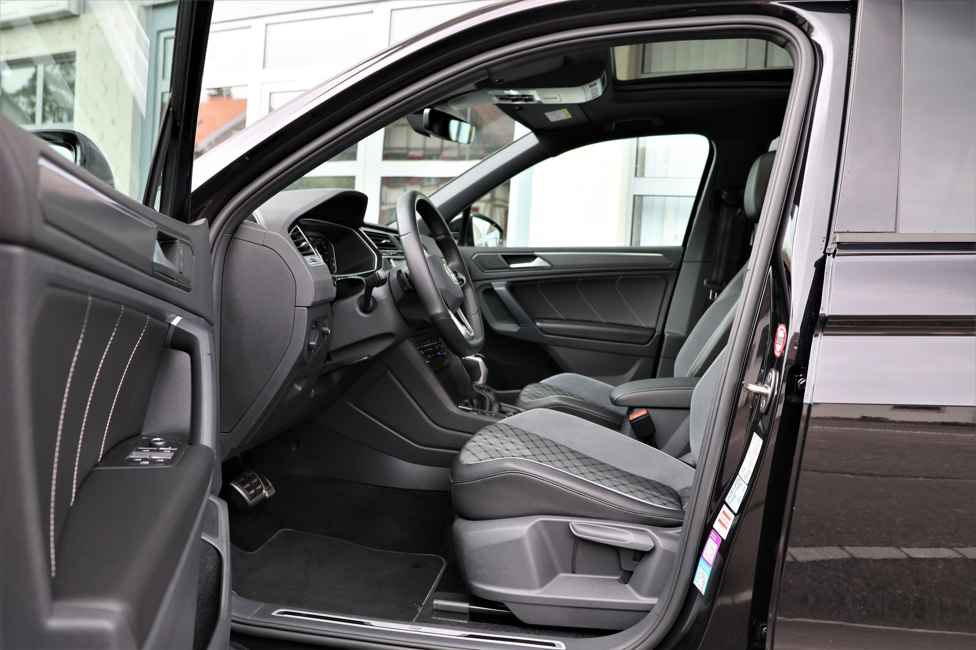 VW Tiguan 2.0TSI R-Line 4Motion DSG (CH) + 2.5T AHK-image-9