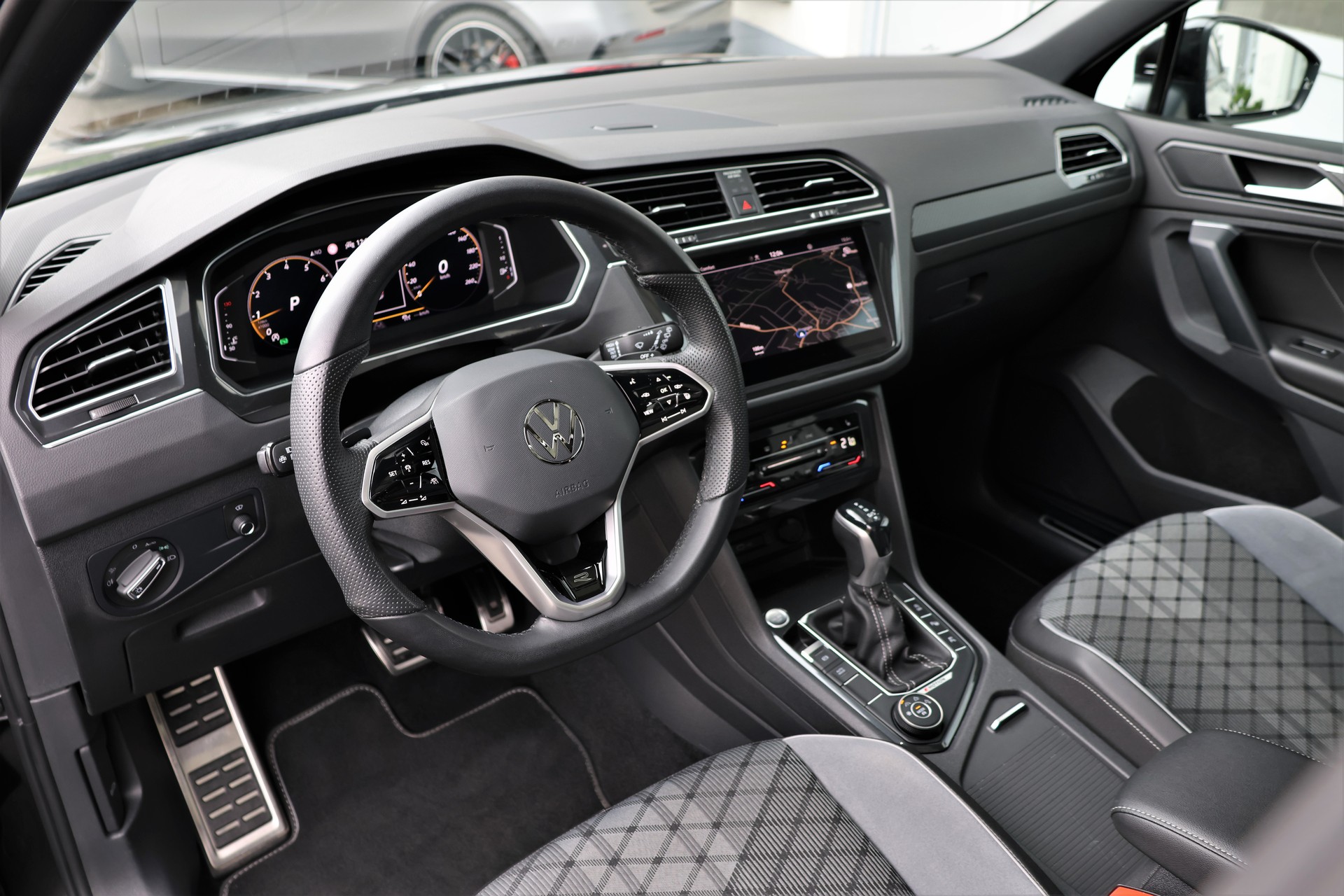 VW Tiguan 2.0TSI R-Line 4Motion DSG (CH) + 2.5T AHK-image-10