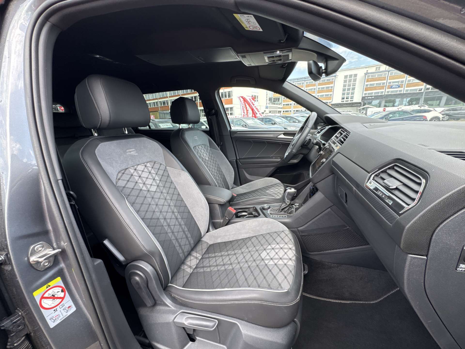 VW Tiguan Allspace 2.0 TSi R-Line 7-Plätzer 4Motion DSG-Automat-image-12