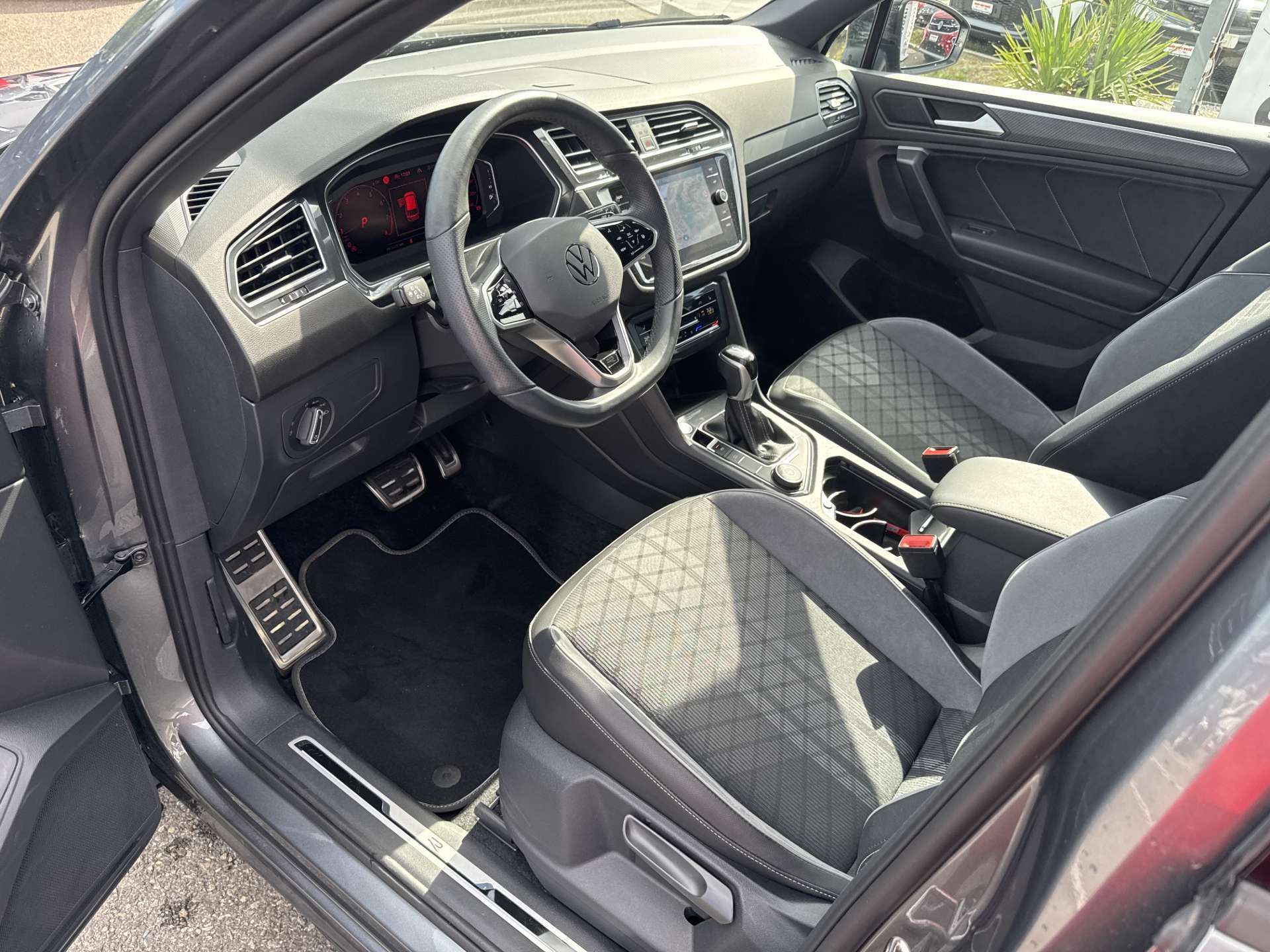 VW Tiguan Allspace 2.0 TSi R-Line 7-Plätzer 4Motion DSG-Automat-image-5