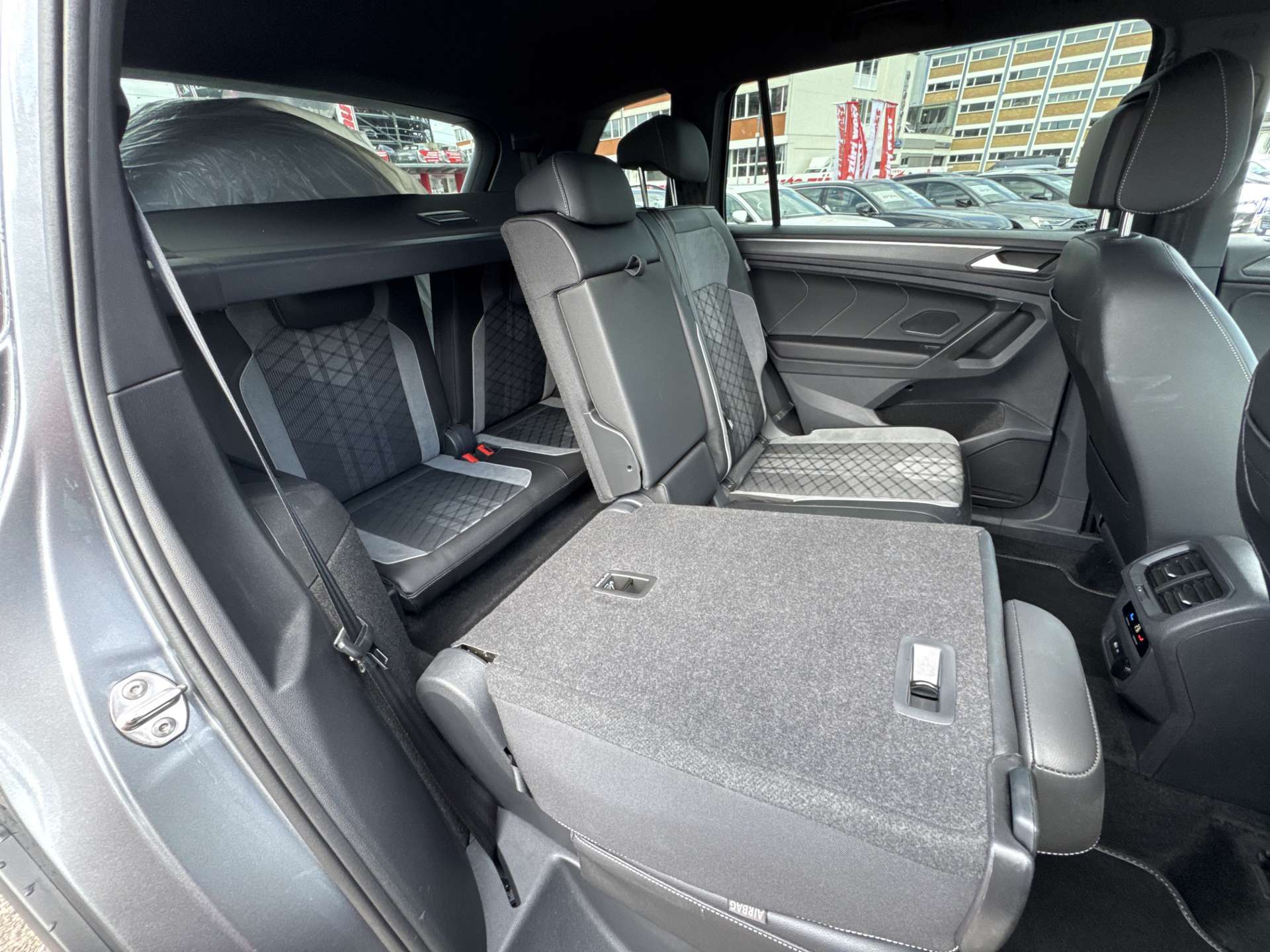 VW Tiguan Allspace 2.0 TSi R-Line 7-Plätzer 4Motion DSG-Automat-image-6