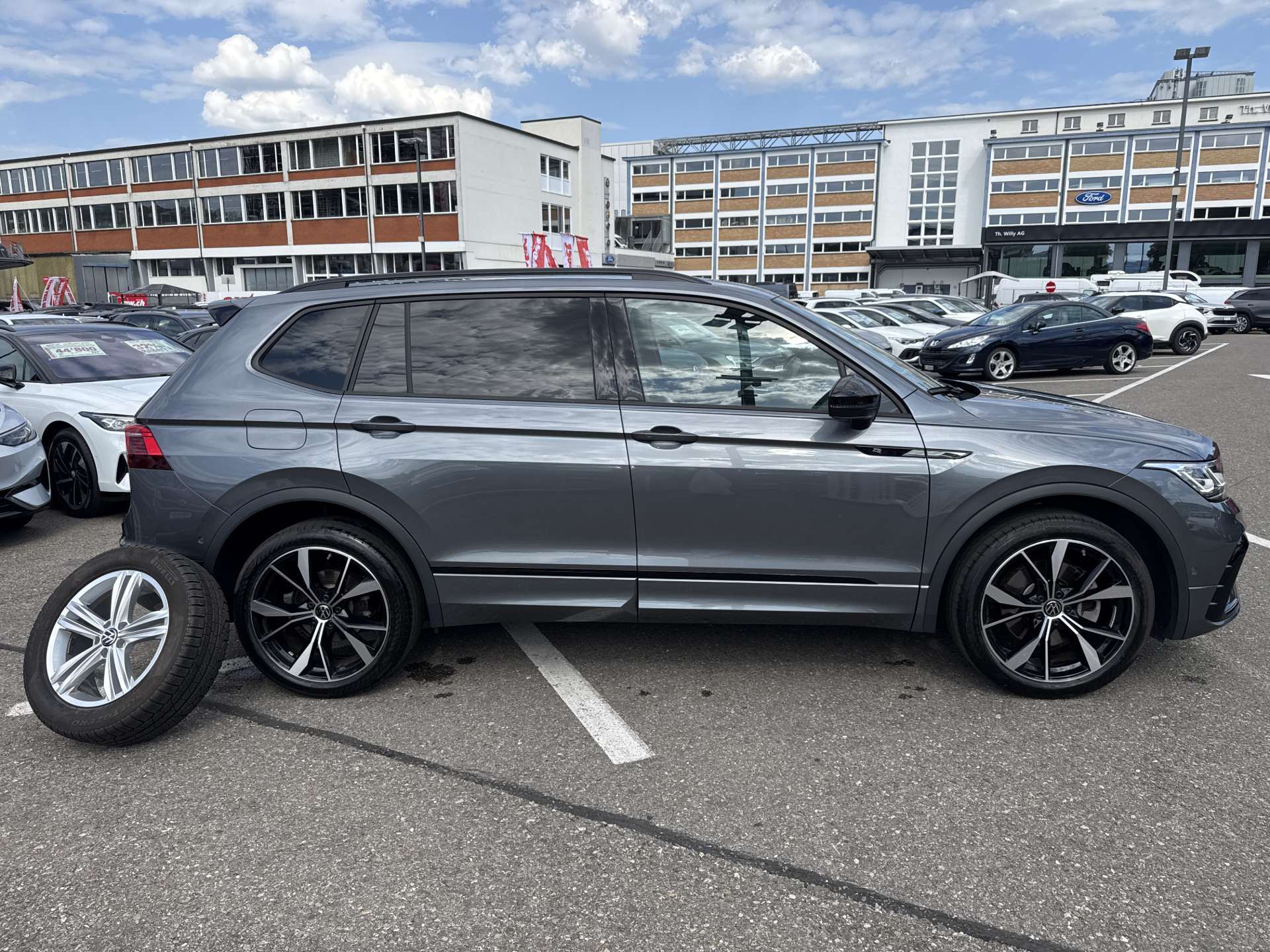 VW Tiguan Allspace 2.0 TSi R-Line 7-Plätzer 4Motion DSG-Automat-image-10
