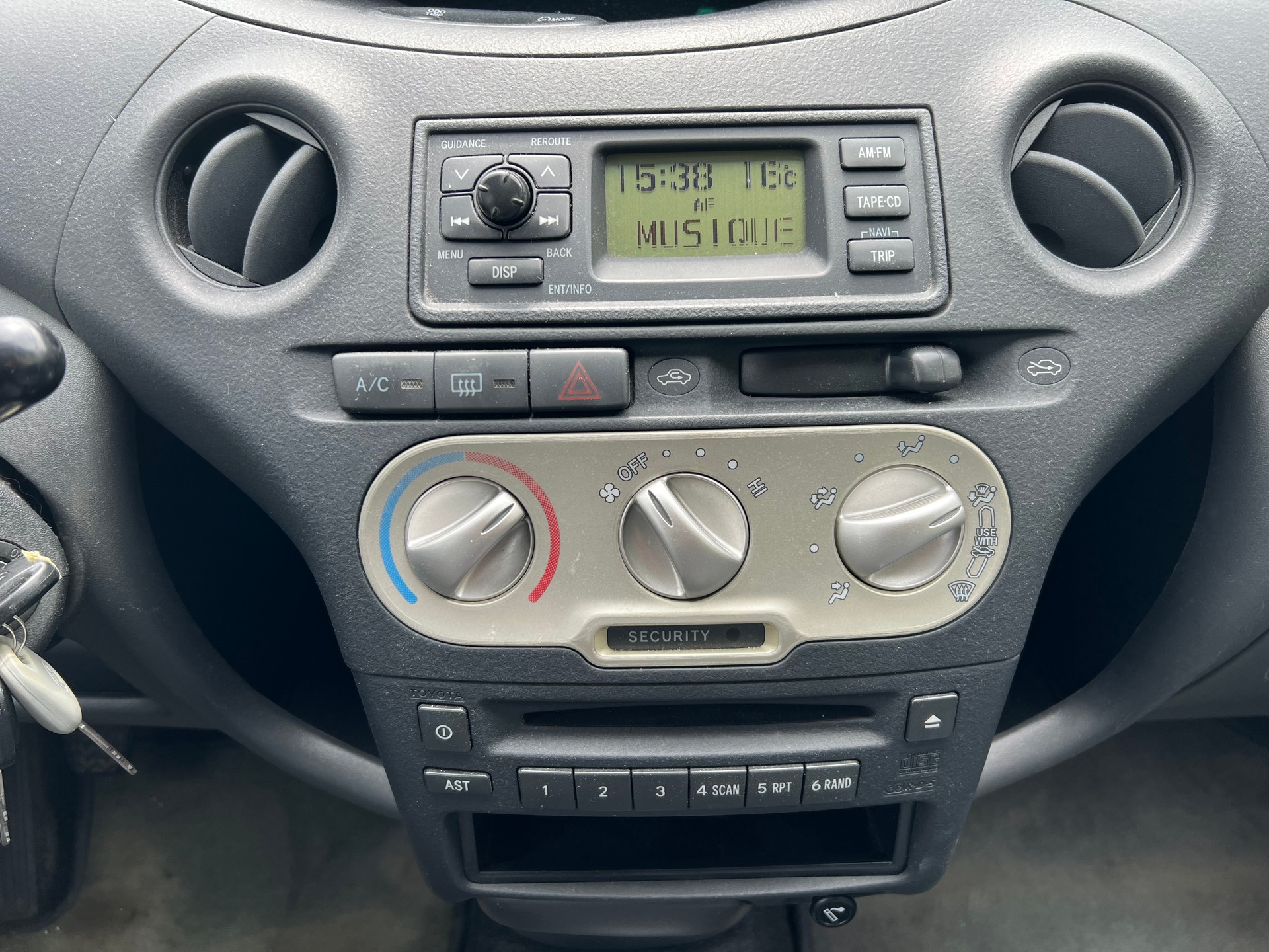 TOYOTA Yaris 1.3 Linea Sol-image-13