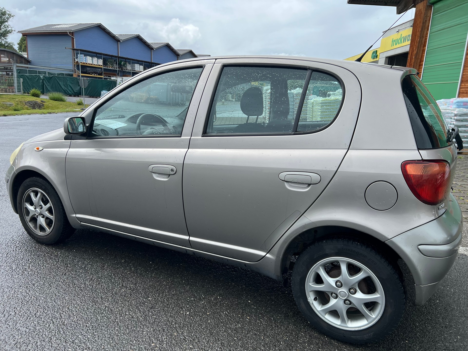 TOYOTA Yaris 1.3 Linea Sol-image-3