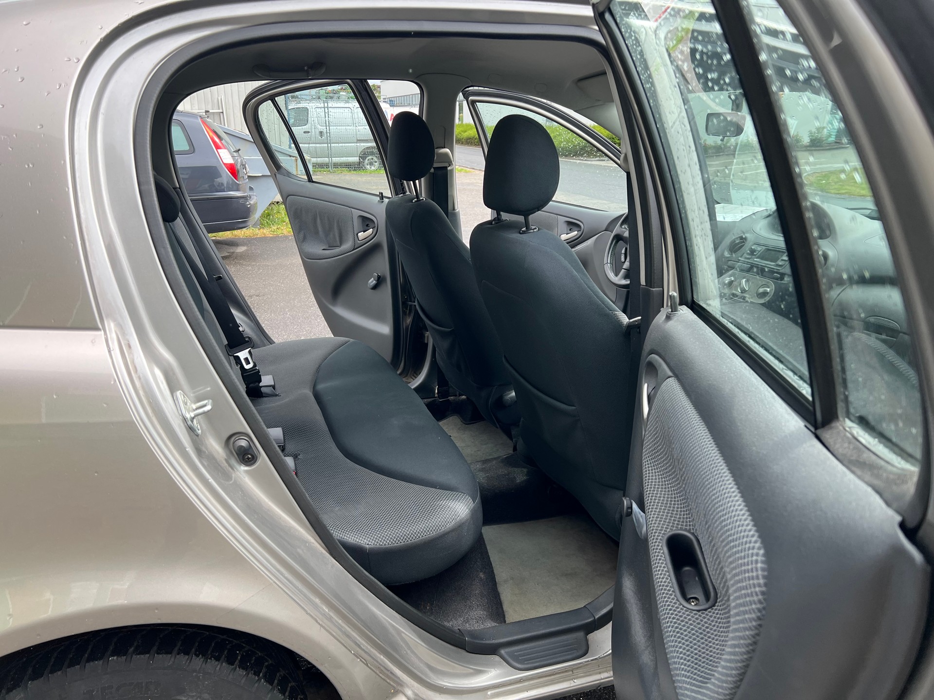 TOYOTA Yaris 1.3 Linea Sol-image-10