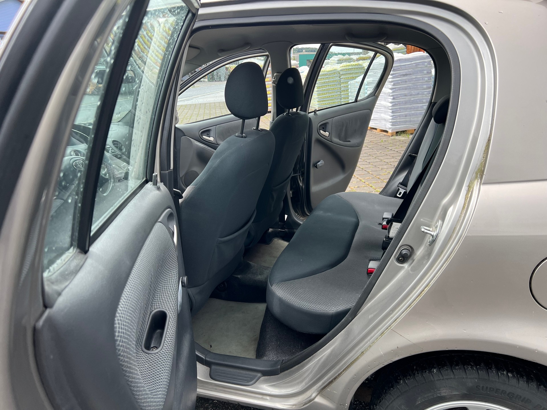 TOYOTA Yaris 1.3 Linea Sol-image-9