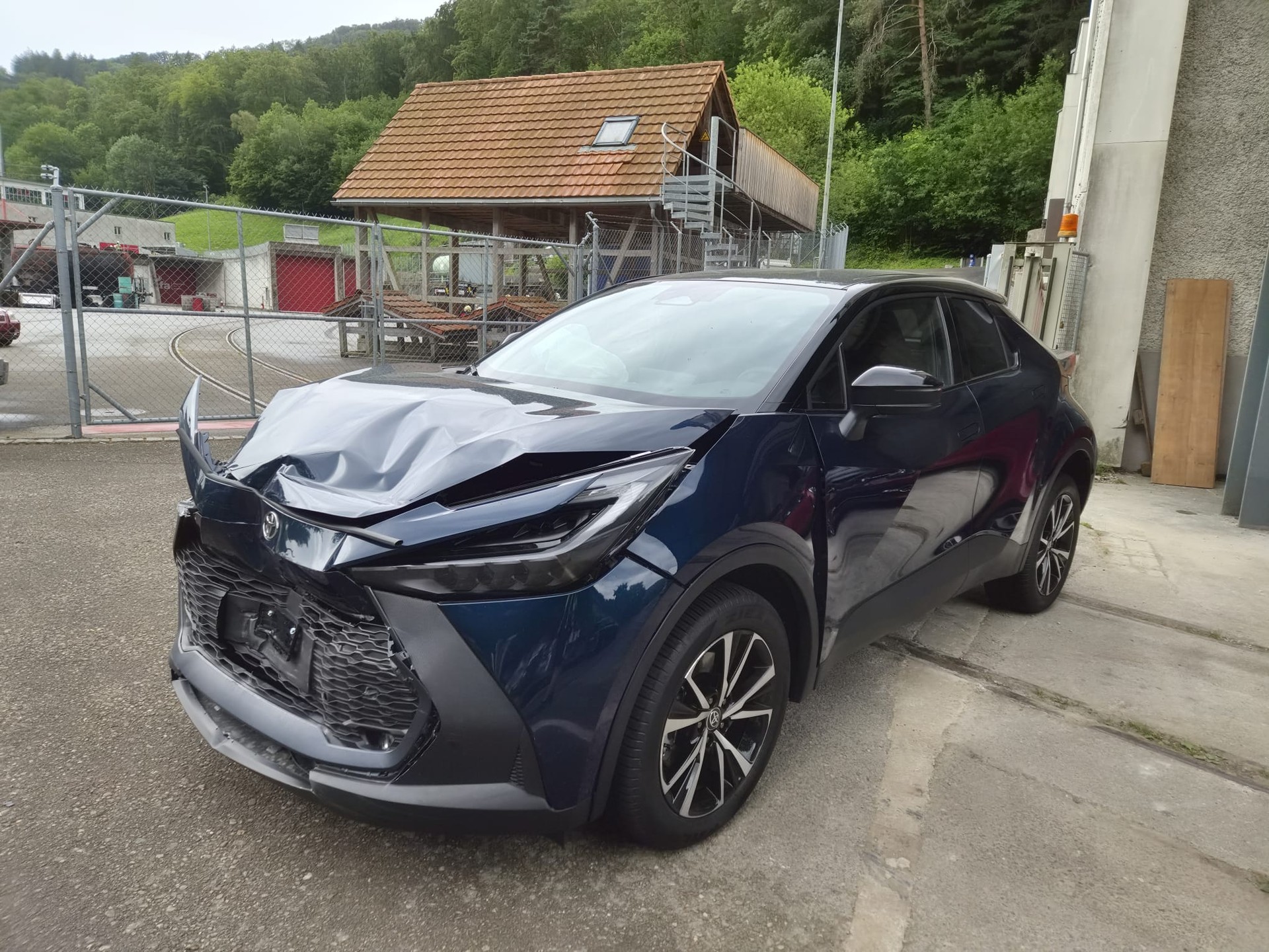 TOYOTA C-HR 2.0 PHEV CVT Style-image-3