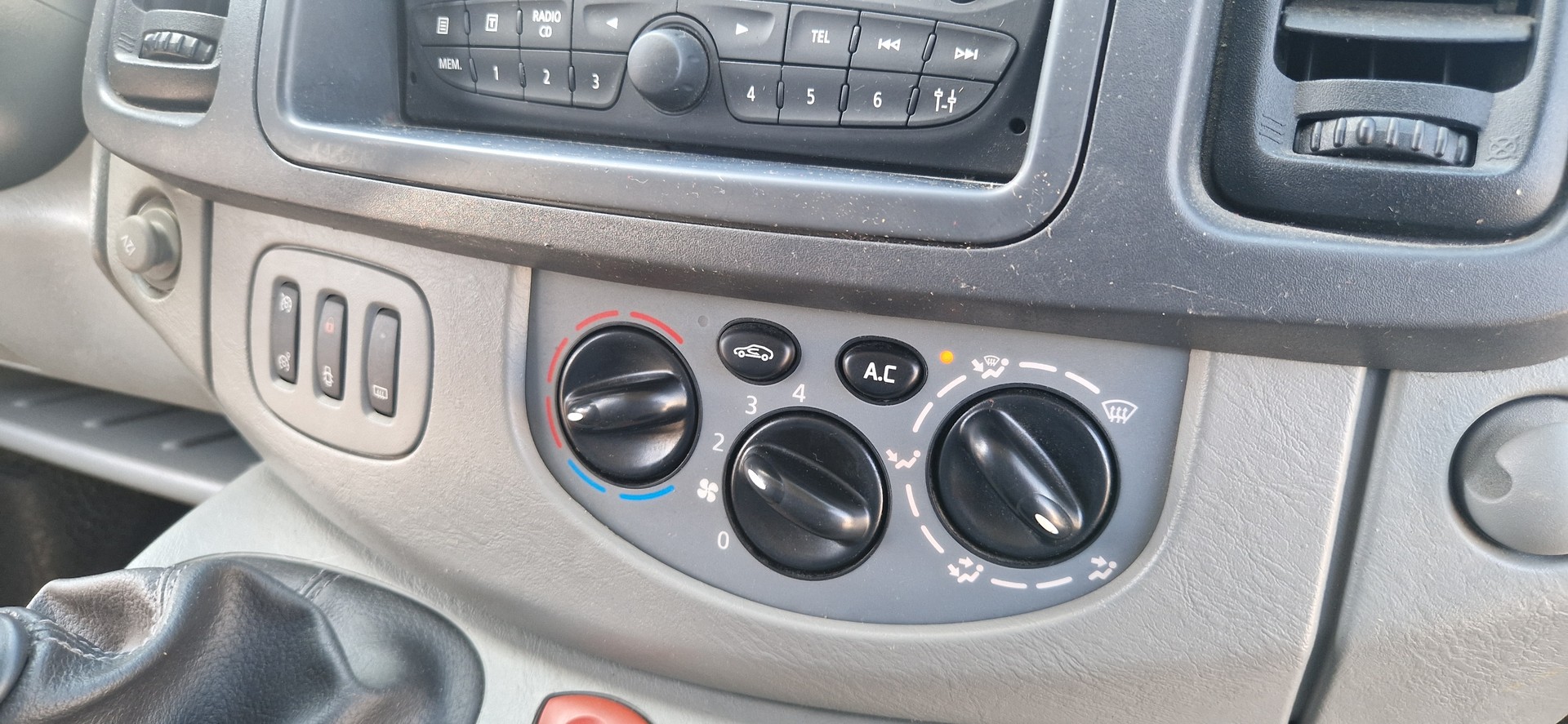 RENAULT TRAFIC-image-10