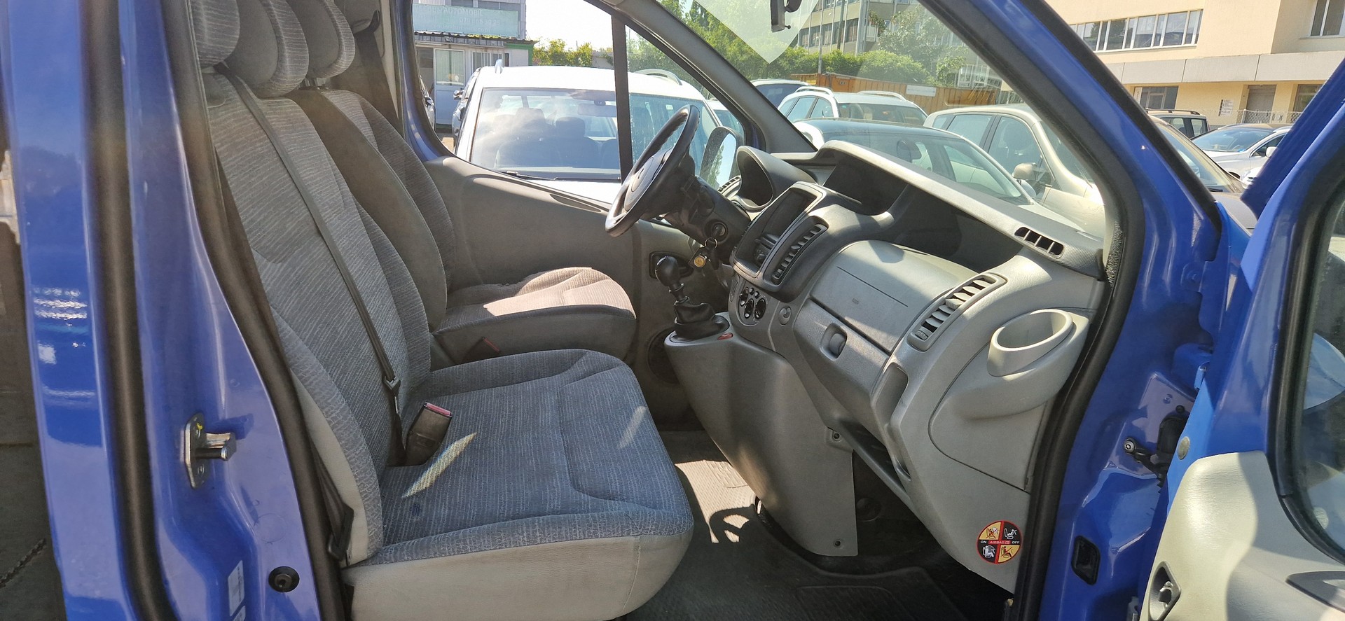RENAULT TRAFIC-image-9