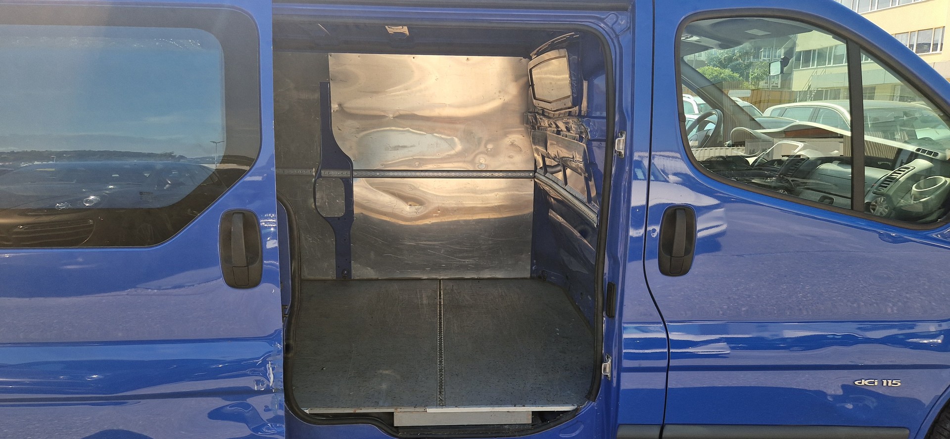 RENAULT TRAFIC-image-8