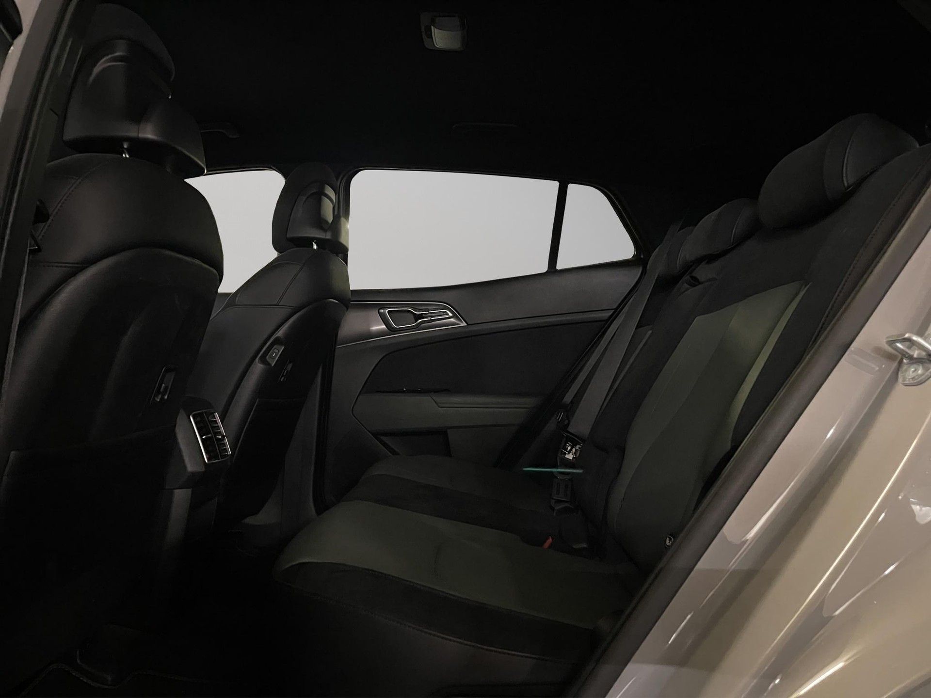 KIA Sportage 1.6 T-GDi PHEV Power Edition-image-8