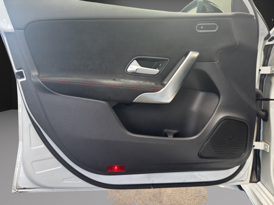 MERCEDES-BENZ A 180 Night Star AMG Line-image-9