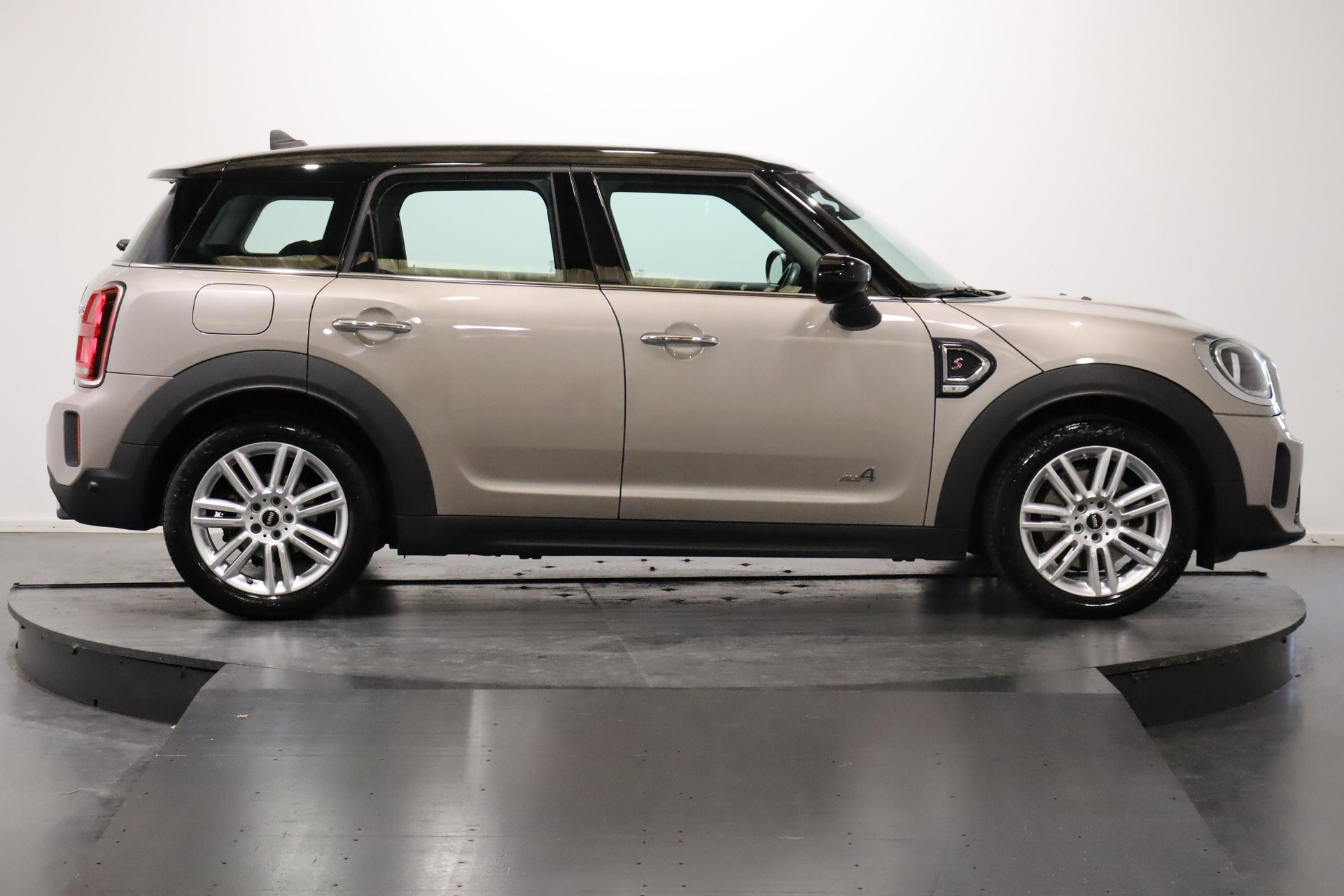MINI Countryman F60 2.0i Cooper S ALL4-image-2