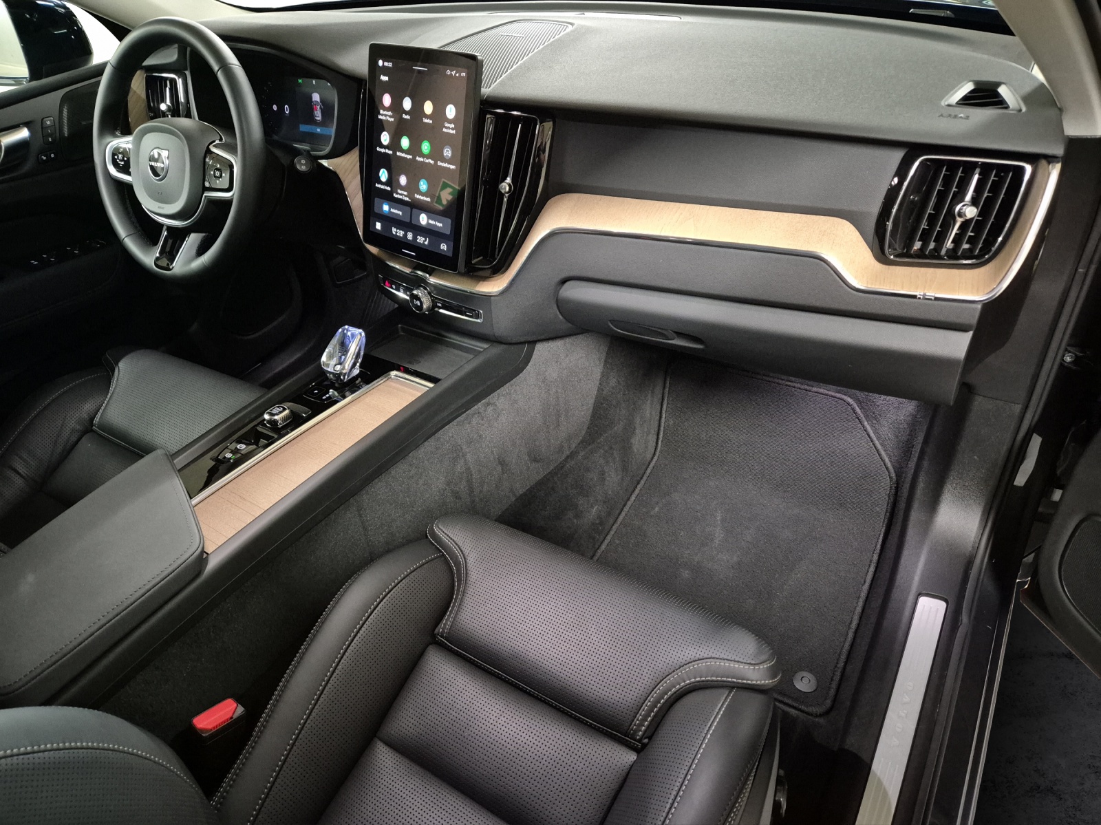 VOLVO XC60 2.0 T6 TE Plus Dark eAWD-image-17