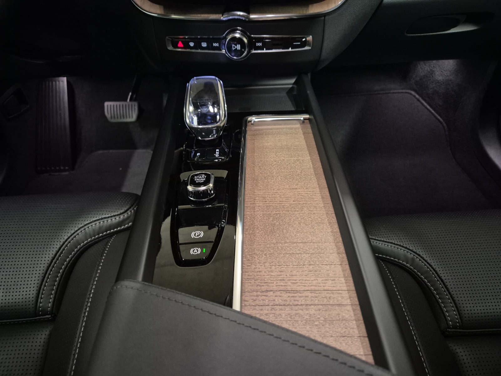 VOLVO XC60 2.0 T6 TE Plus Dark eAWD-image-14