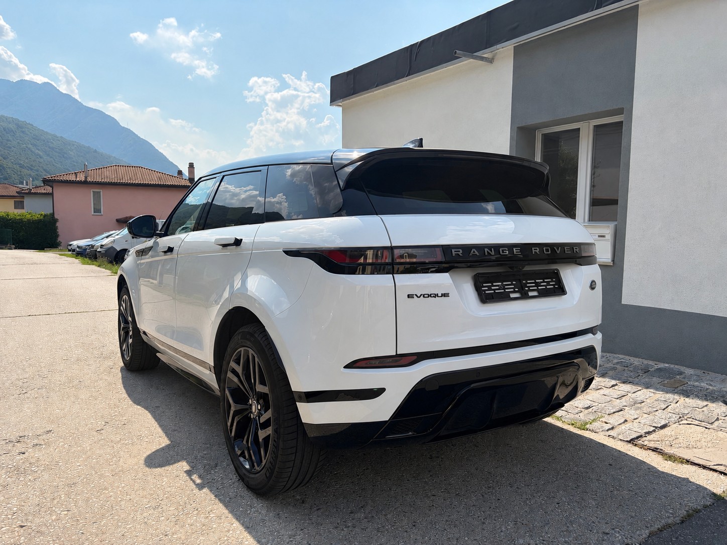 LAND ROVER Range Rover Evoque R-Dynamic P 200 AT9-image-3