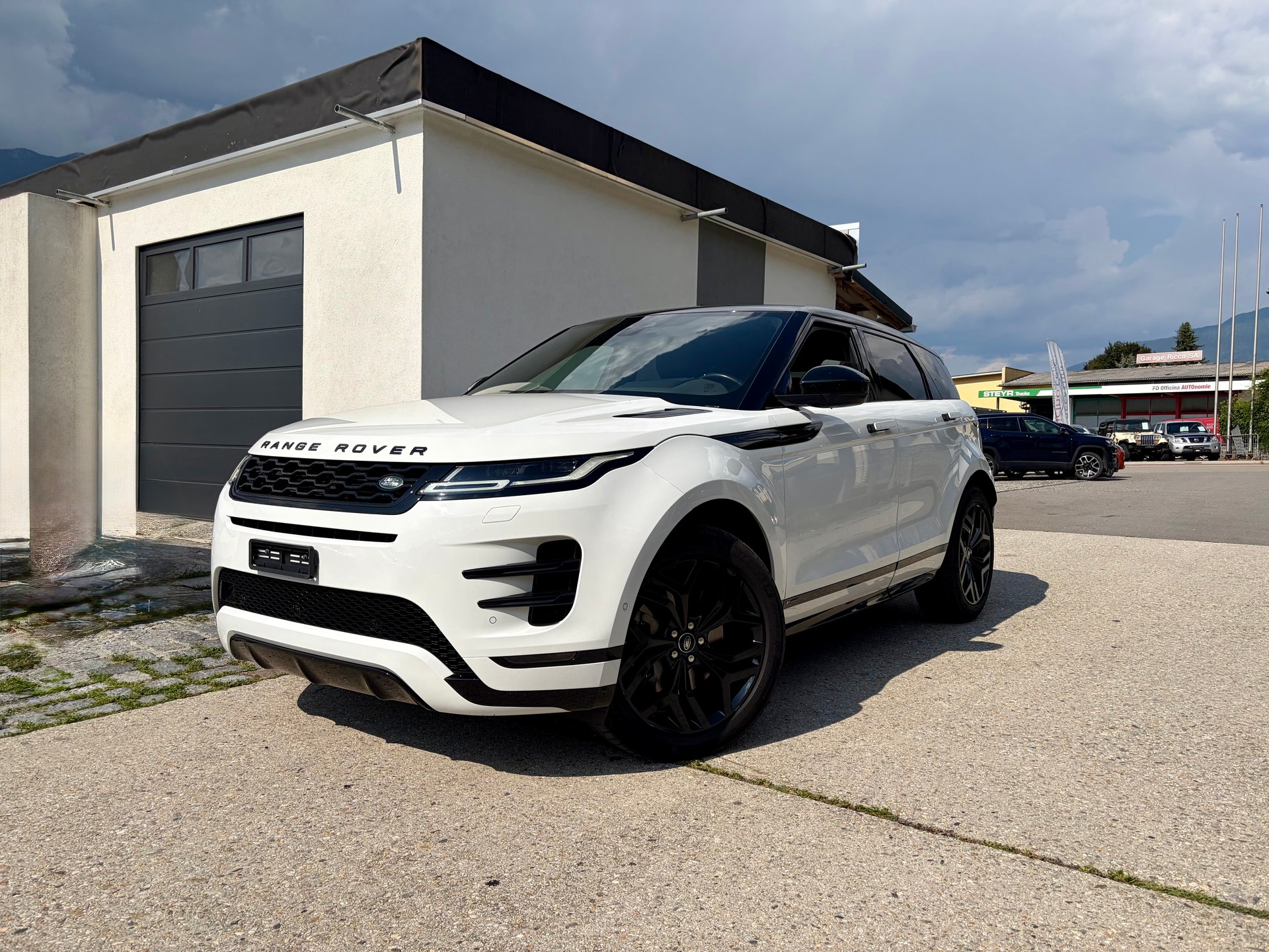 LAND ROVER Range Rover Evoque R-Dynamic P 200 AT9-image-2