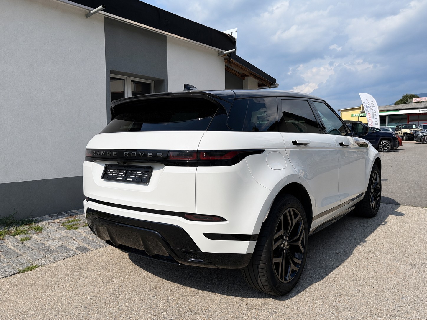 LAND ROVER Range Rover Evoque R-Dynamic P 200 AT9-image-4