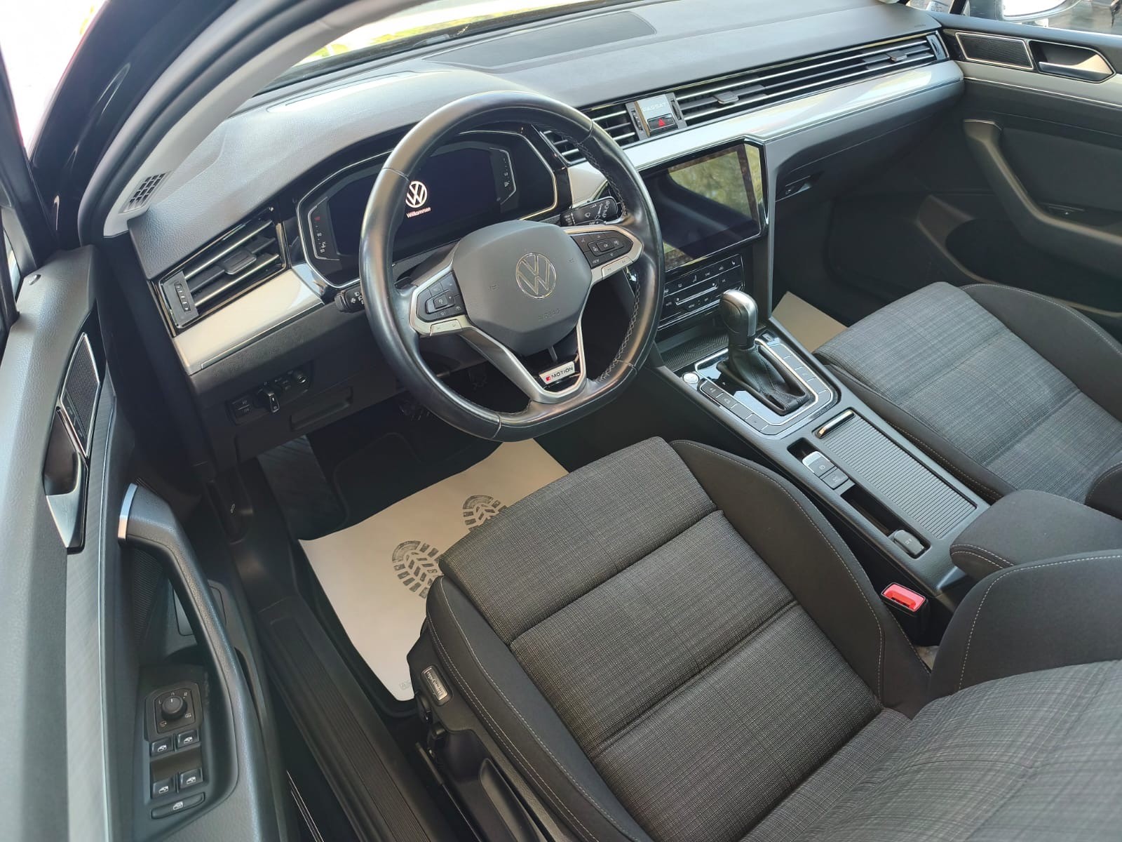 VW Passat 2.0 TDI BMT Elegance 4Motion DSG-image-10