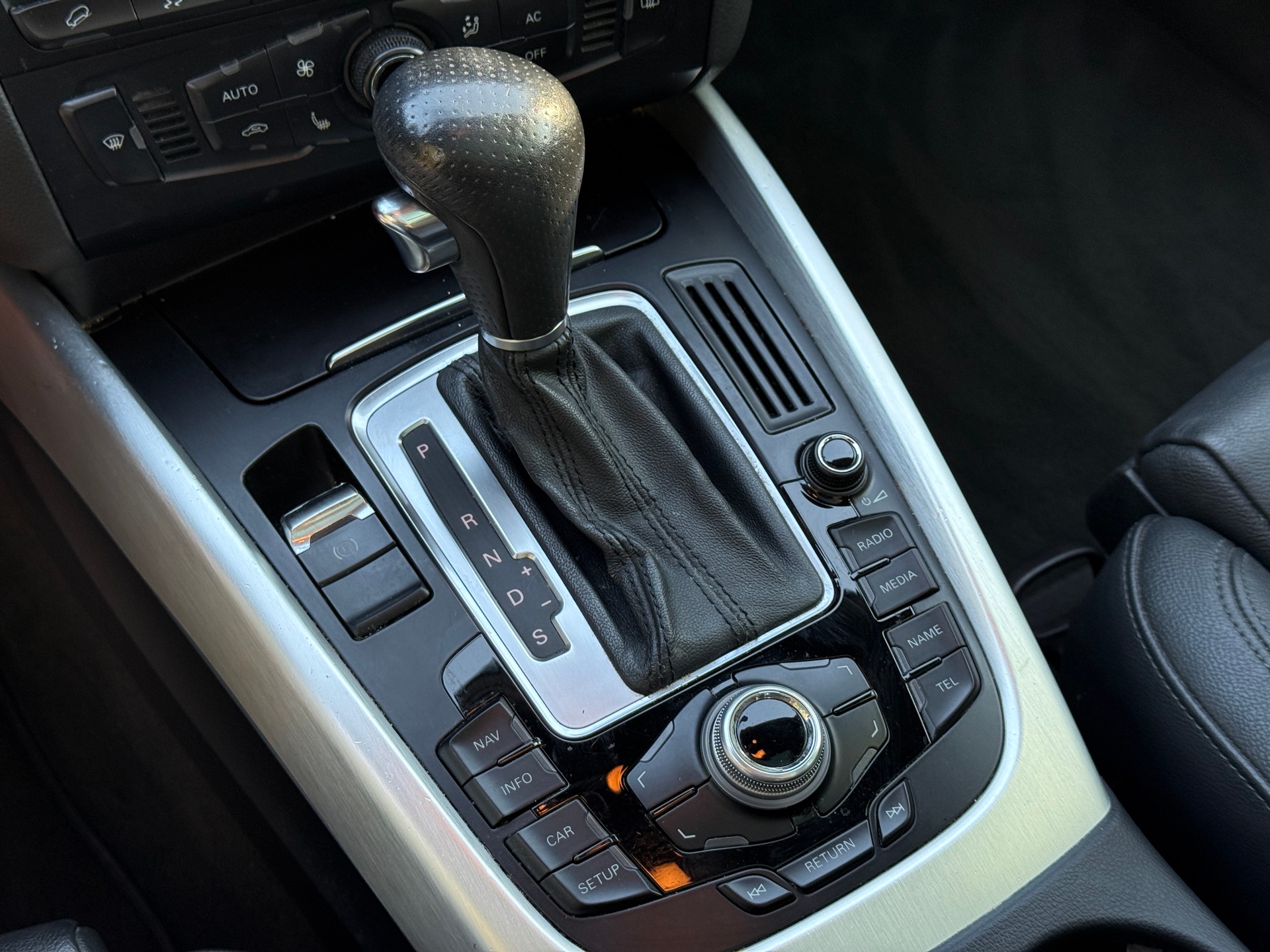 AUDI Q5 3.0 TDI quattro S-tronic S-Line-image-12