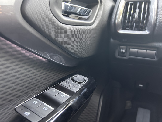 TOYOTA Urban Cr.61kWh Trend AWD-image-8