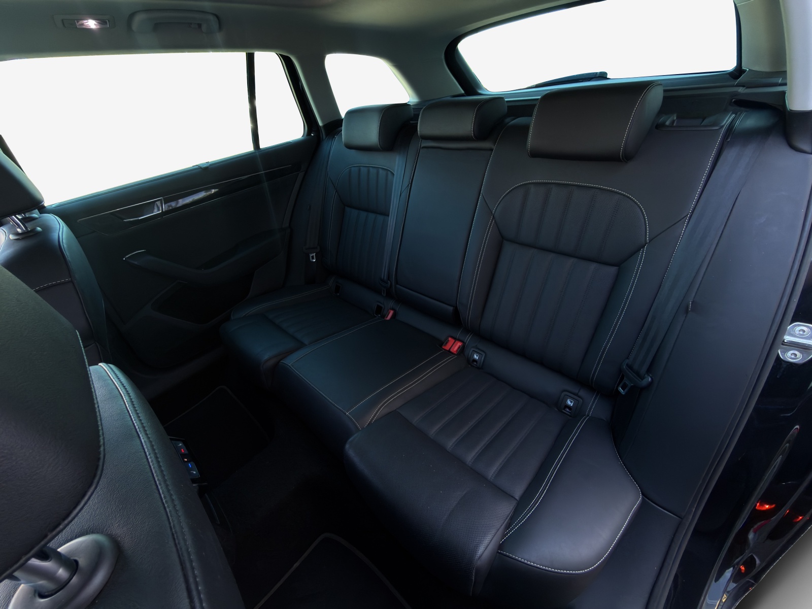 SKODA Superb 1.4 TSI L&K PHEV DSG-image-11